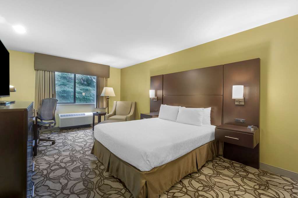 Best Western Plus Plaza by the Green Image