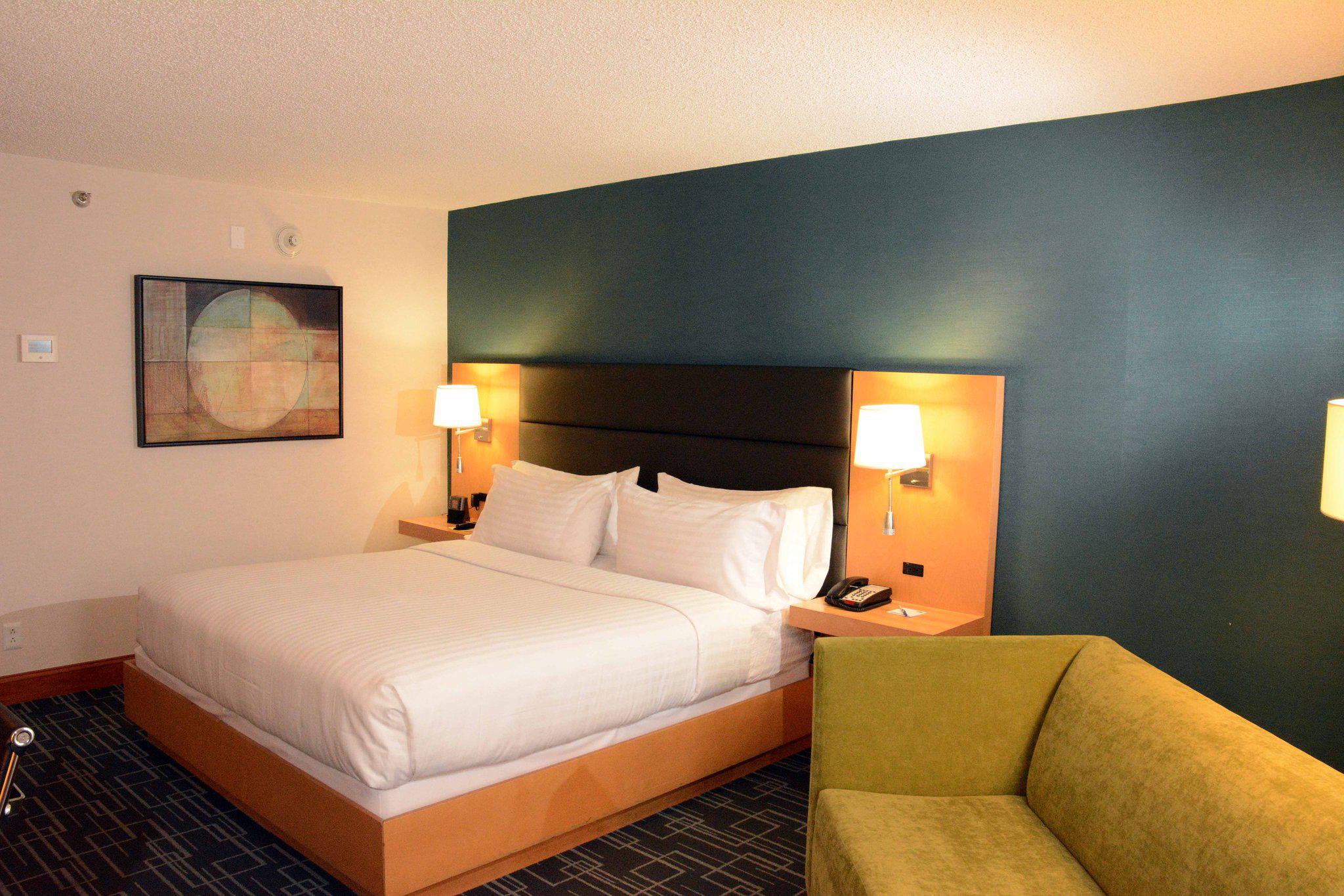 Holiday Inn Express & Suites Stamford Photo