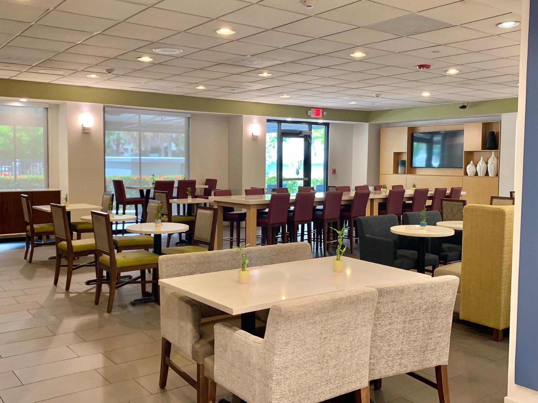 Holiday Inn Express & Suites Miami - Hialeah Photo