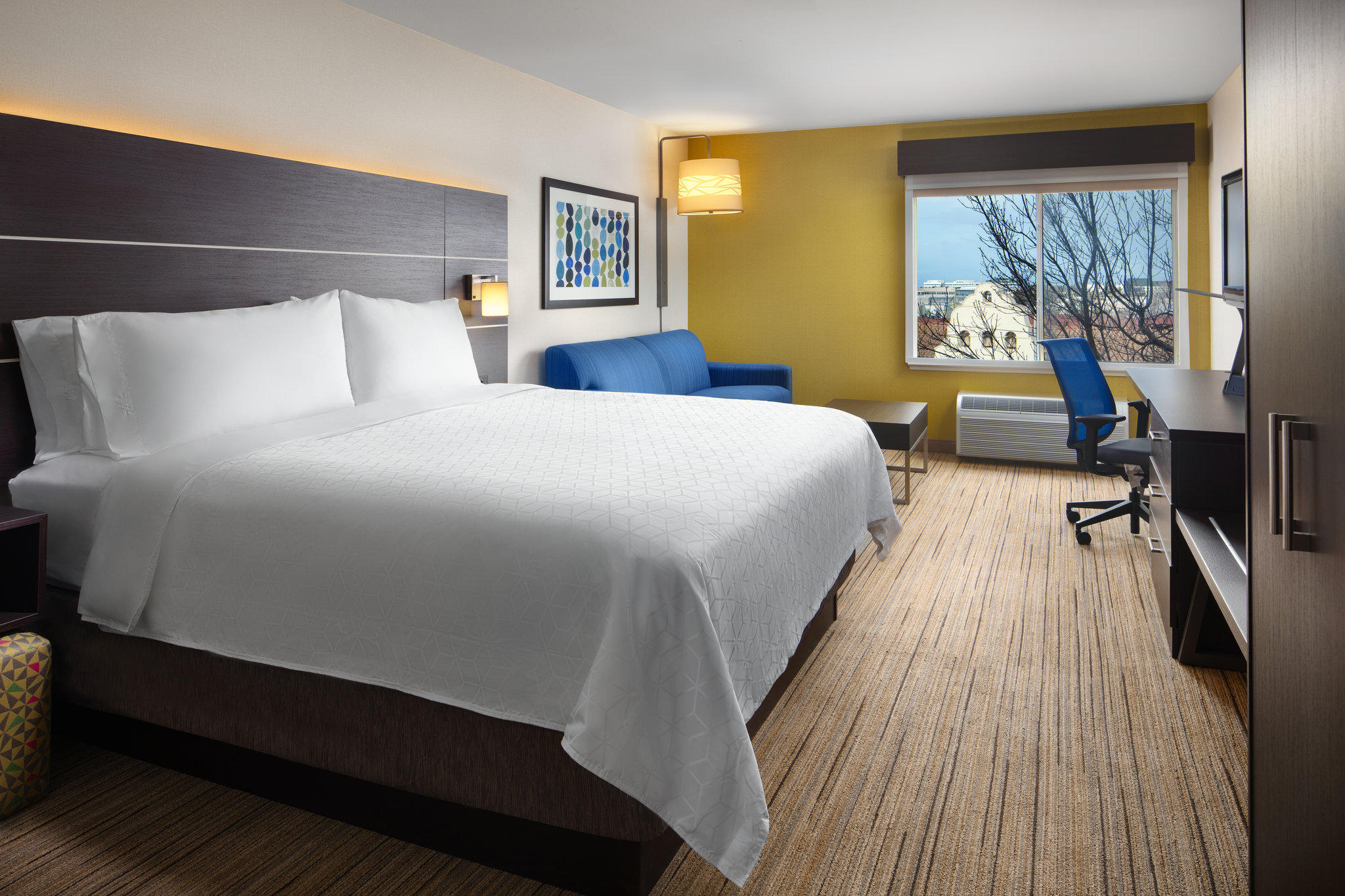 Holiday Inn Express & Suites Belmont Photo