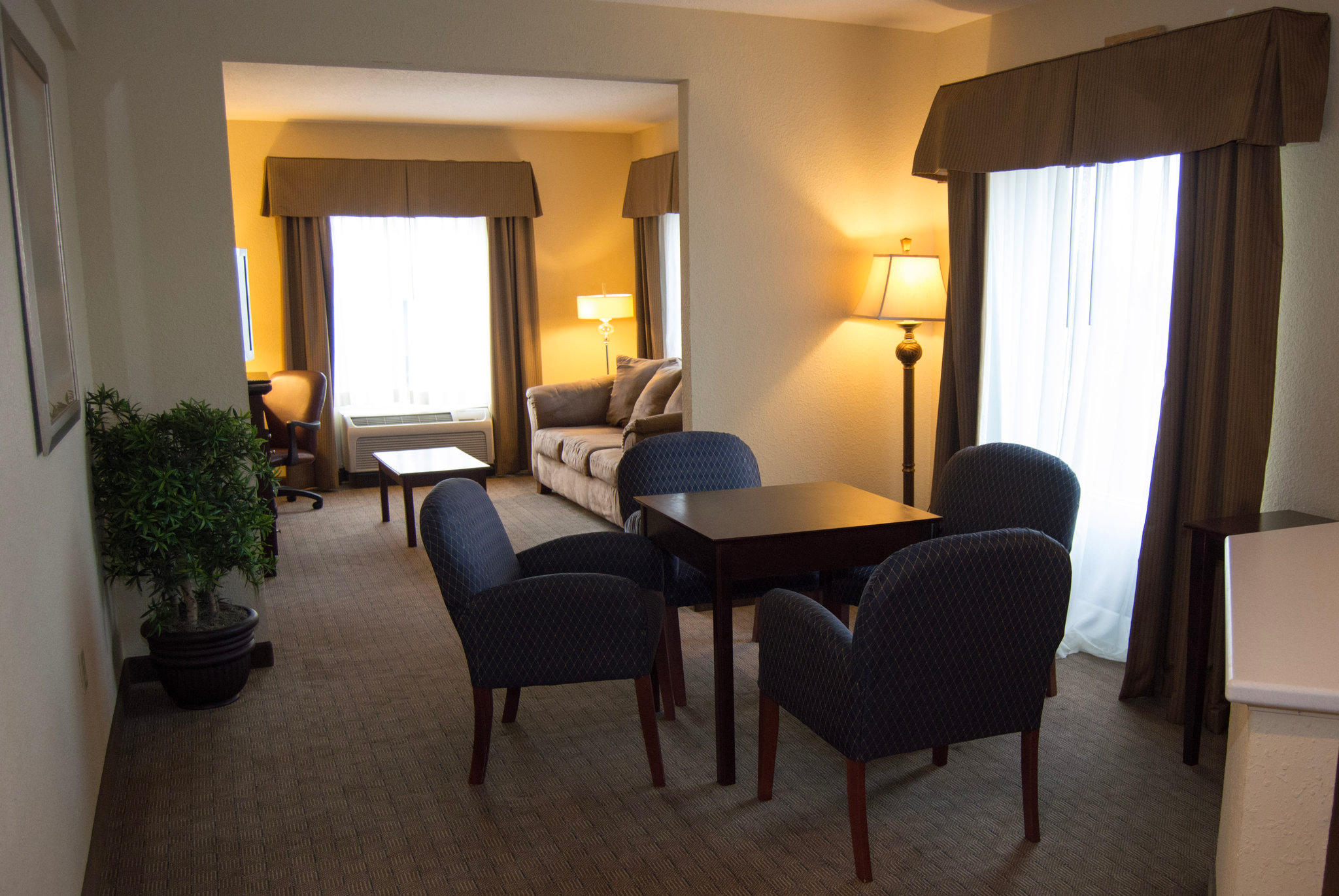 Holiday Inn Express & Suites Clearwater/US 19 N Photo