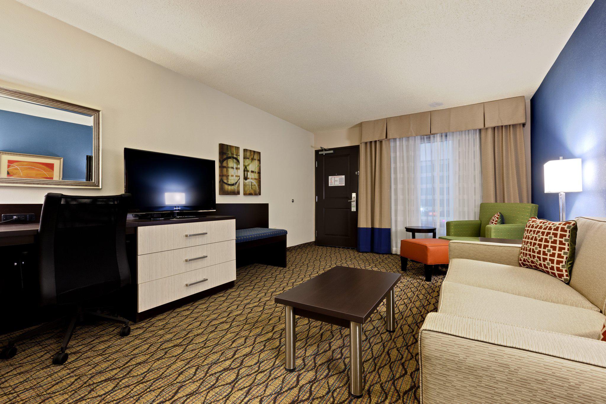 Holiday Inn & Suites Atlanta Airport-North Photo