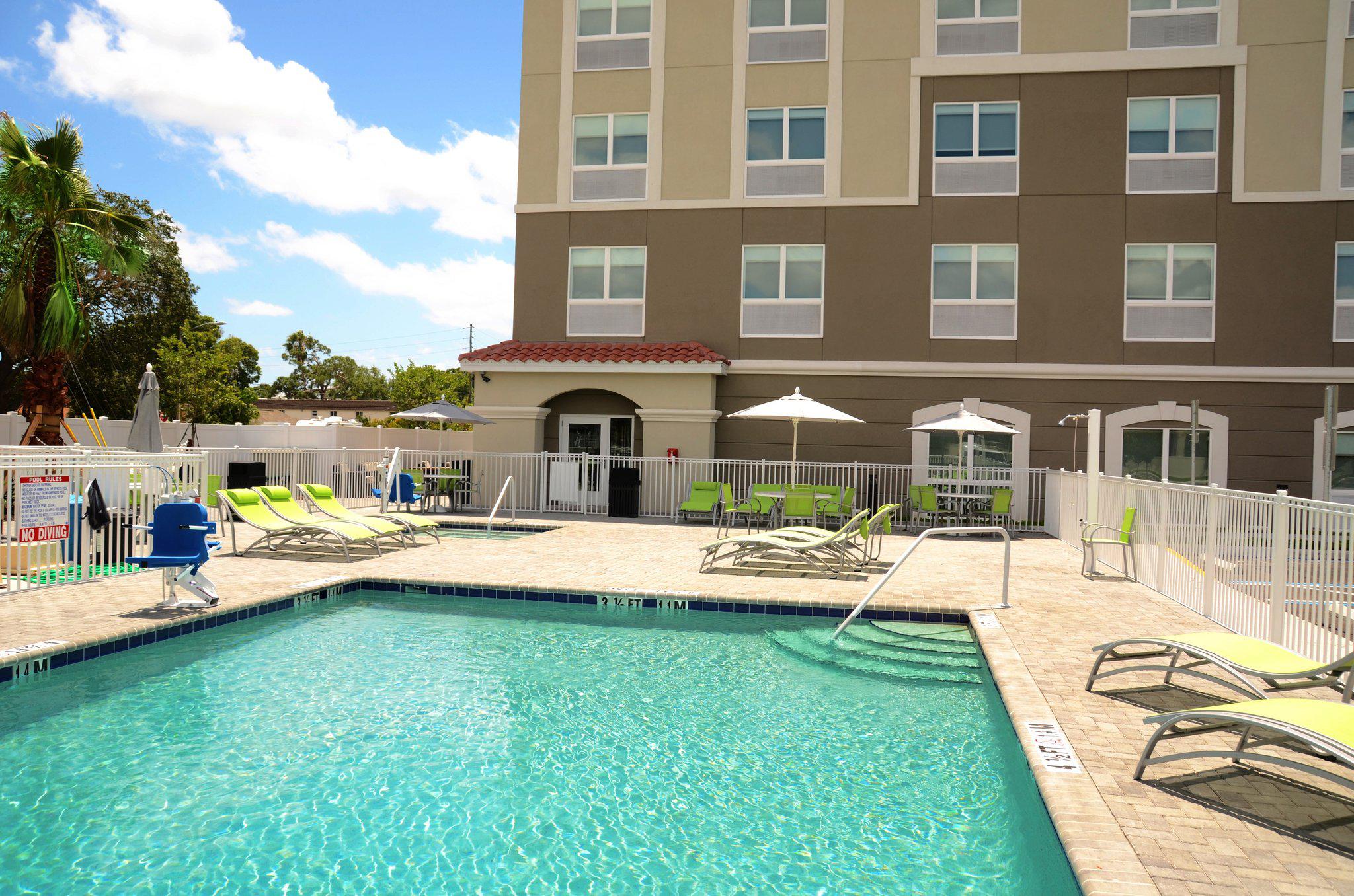 Holiday Inn Express & Suites St. Petersburg - Madeira Beach Photo