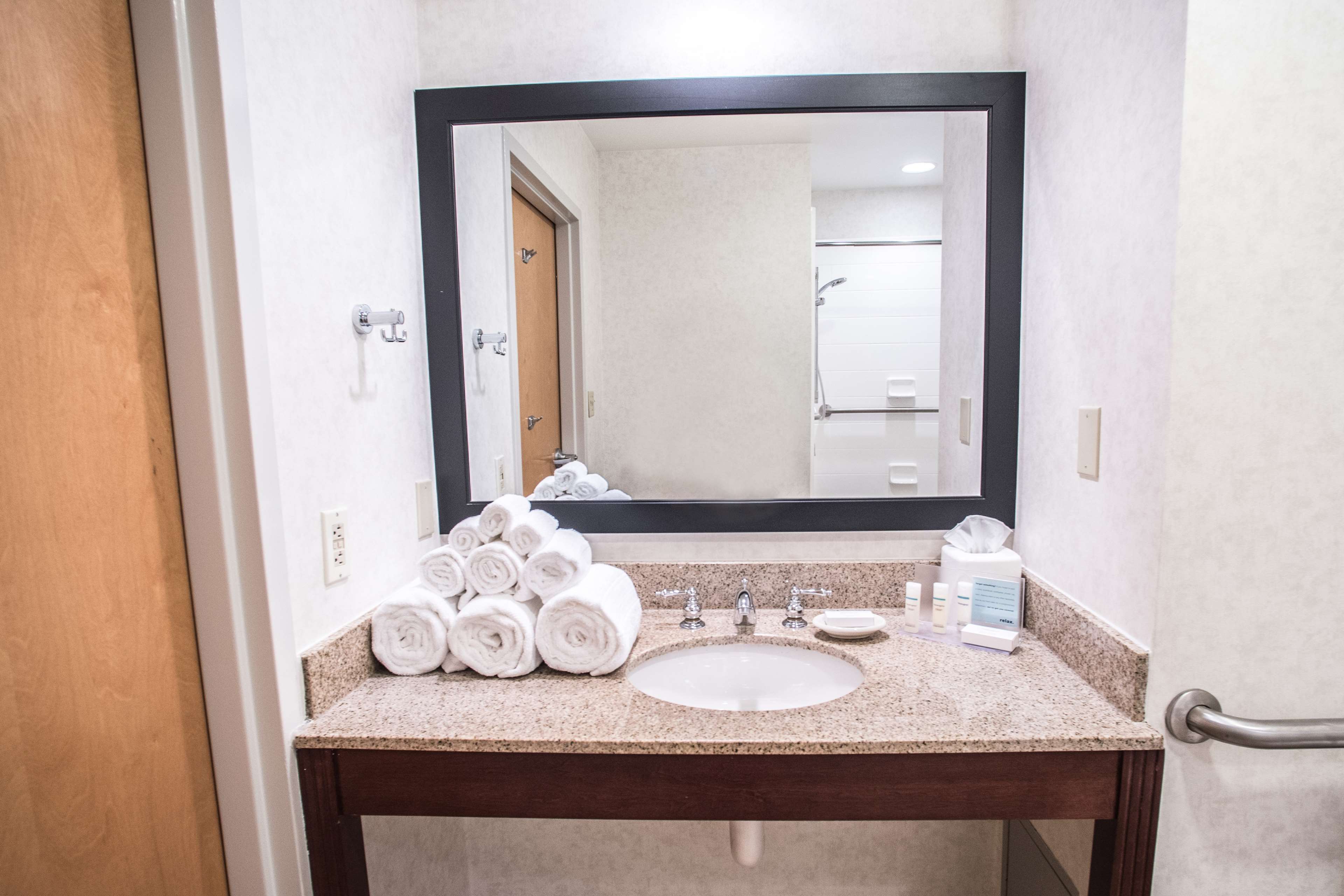 Guest room bath