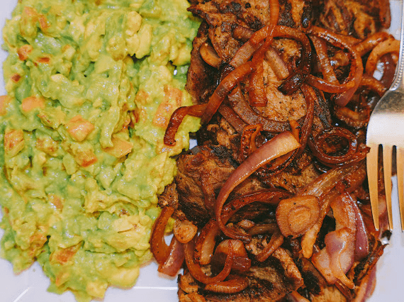 Avocado Con Bistec Encebollado