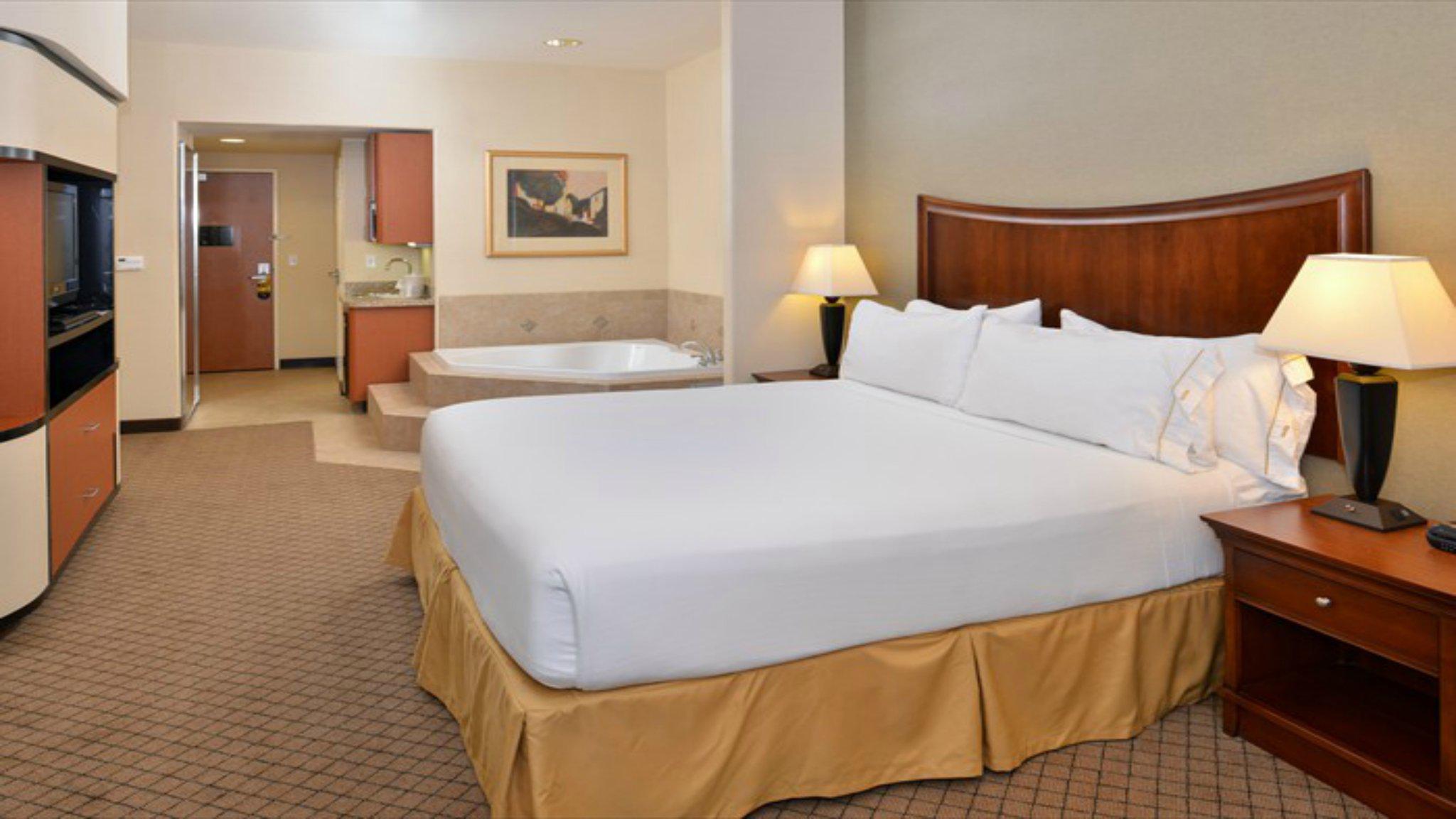 Holiday Inn Express & Suites Lincoln-Roseville Area Photo