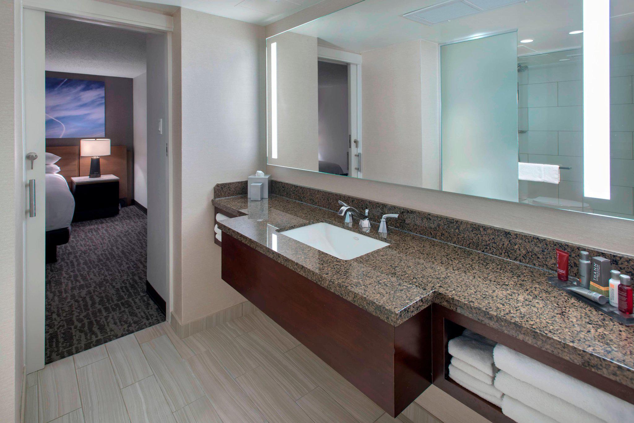 Newark Liberty International Airport Marriott Photo