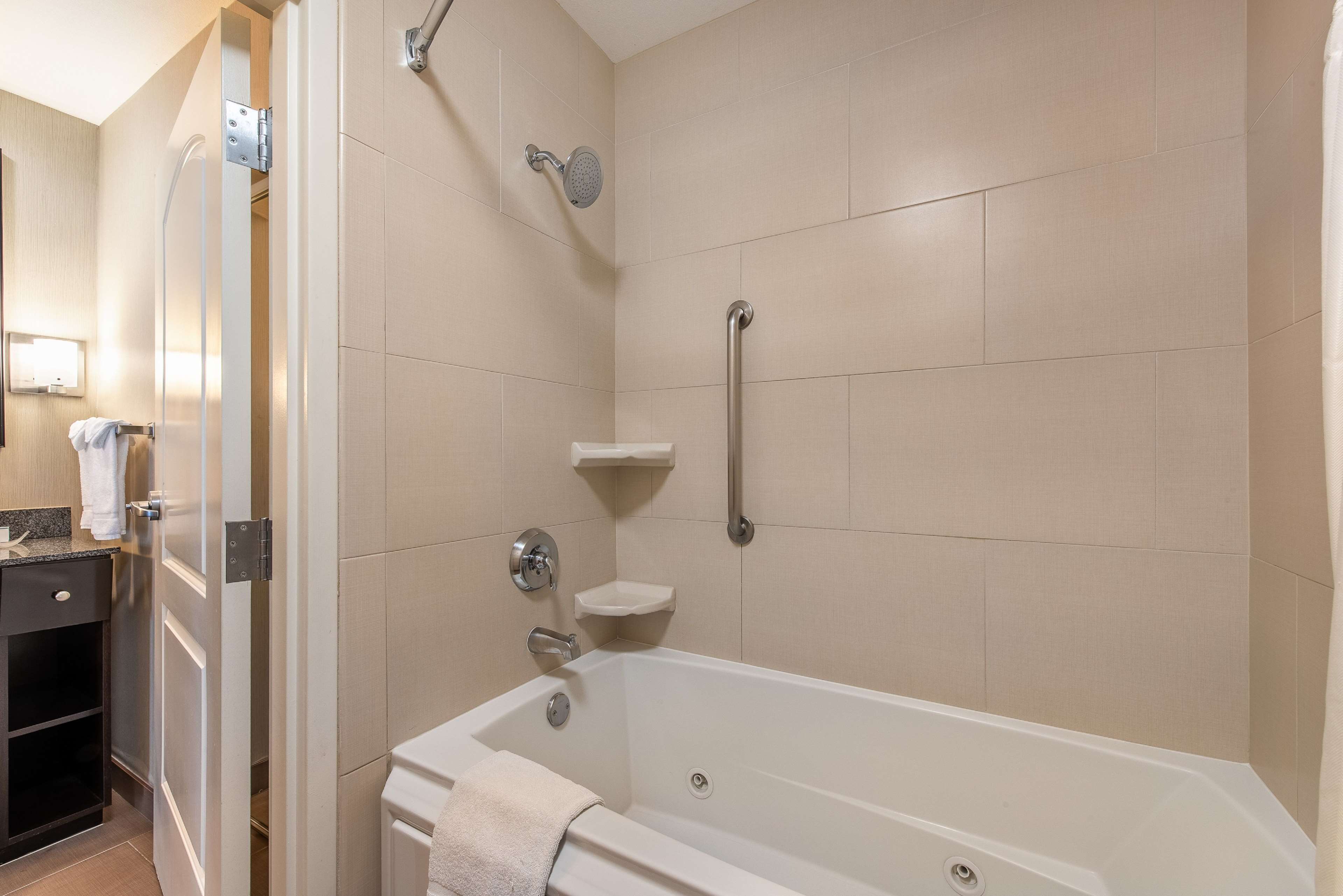 Guest room bath