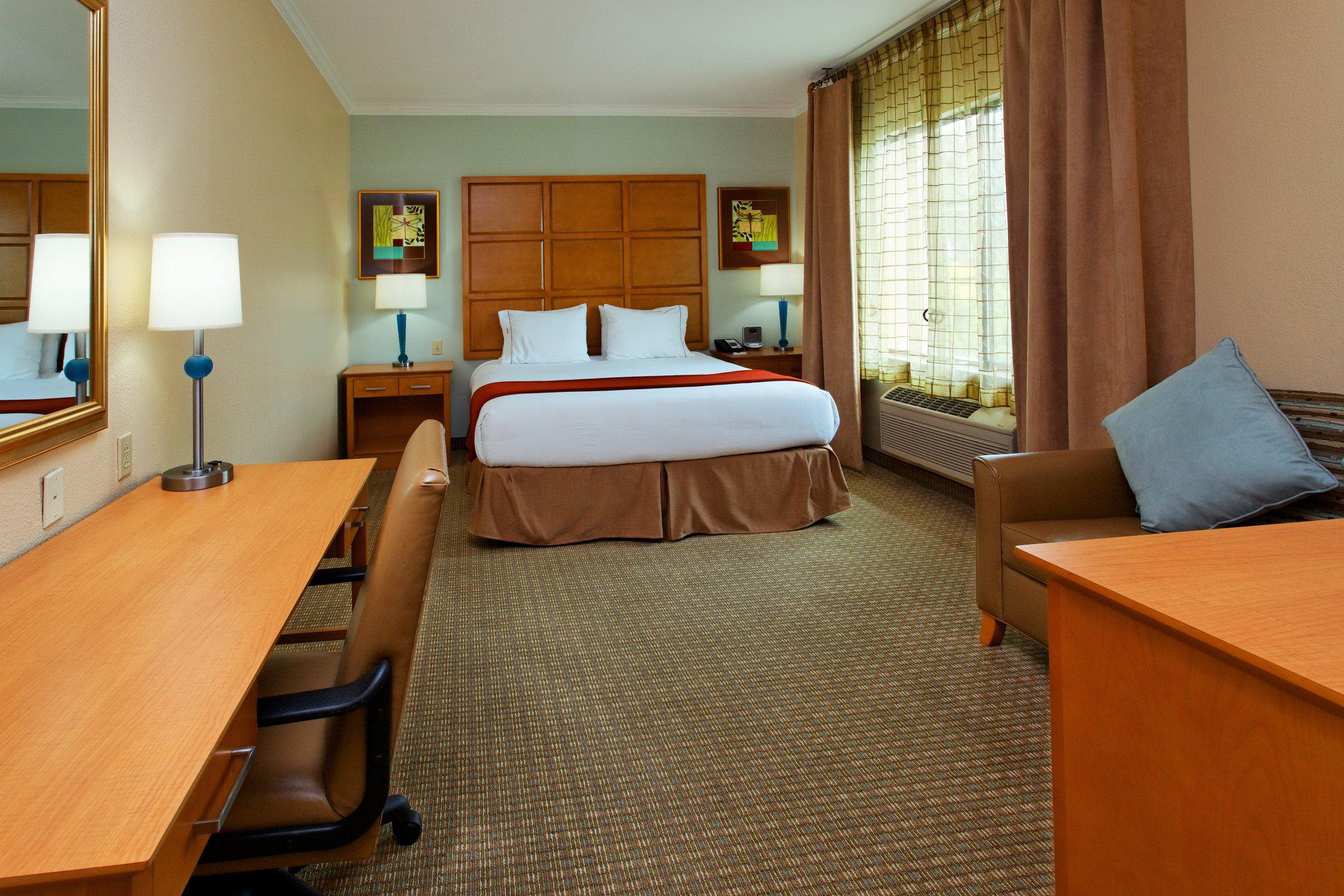 Holiday Inn Express & Suites Santa Clara - Silicon Valley Photo