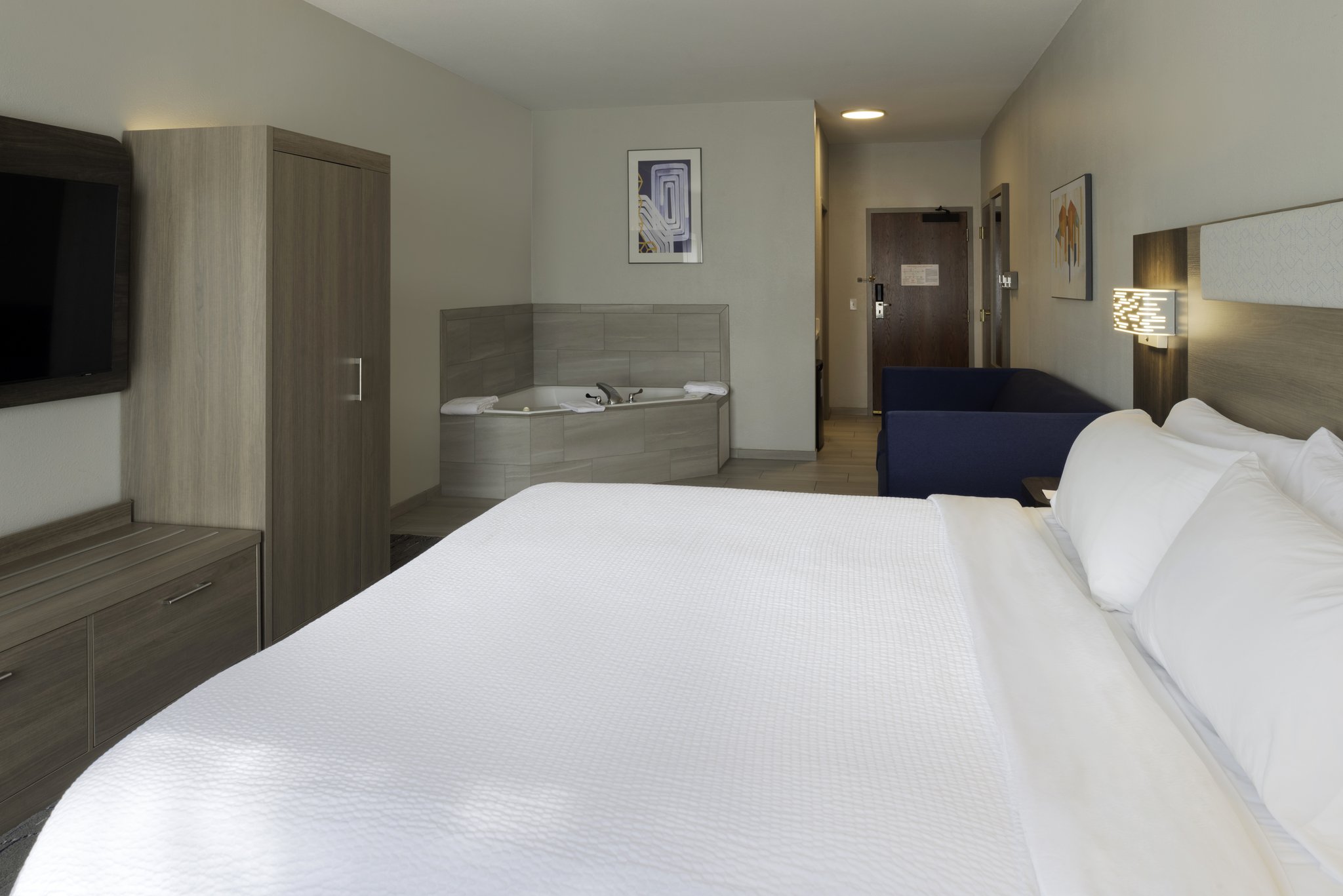 Holiday Inn Express & Suites Fort Atkinson by IHG Image