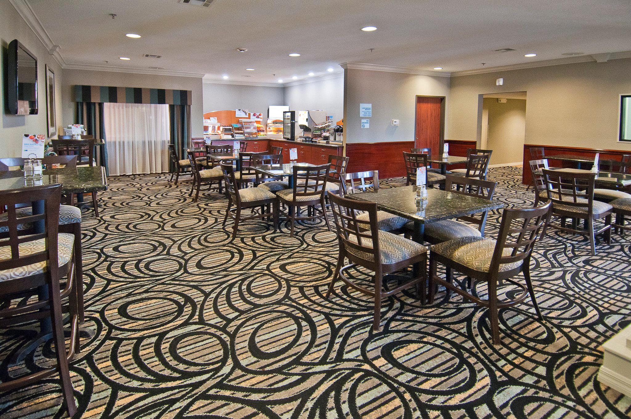 Holiday Inn Express & Suites Lake Charles Photo