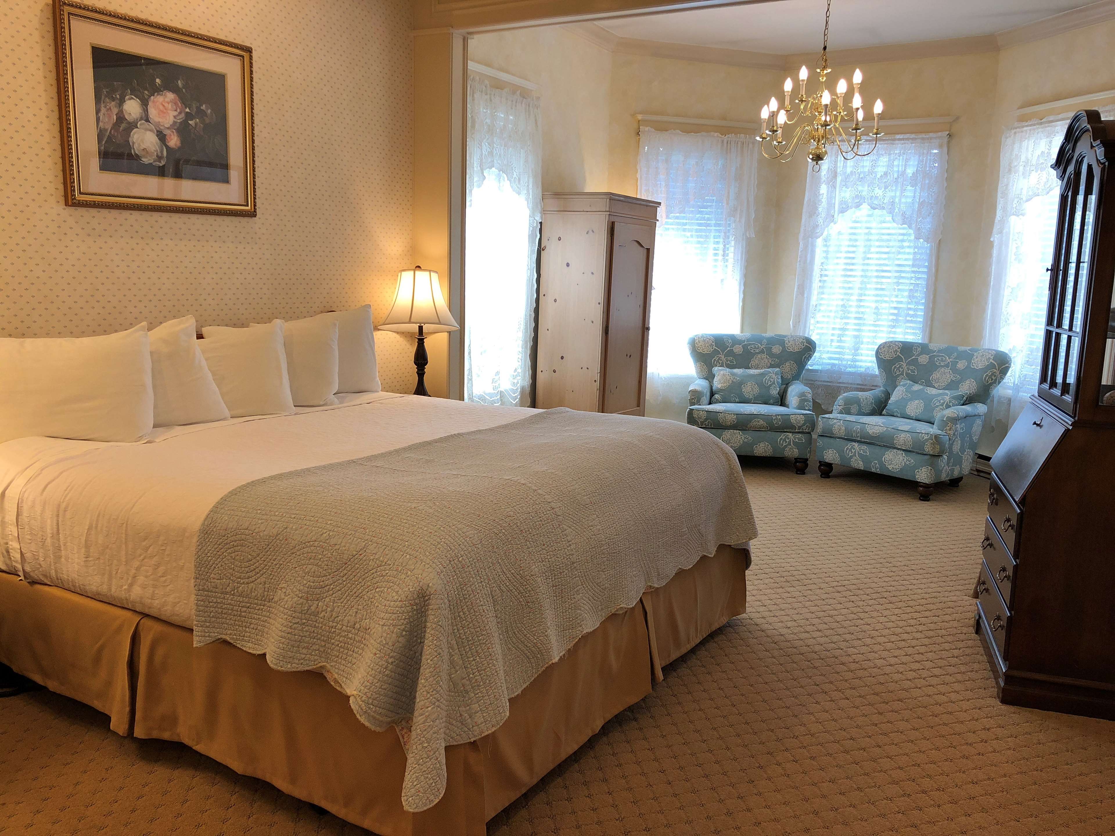 Your comfort is our first priority. In our king guest room, you will find that and much more.