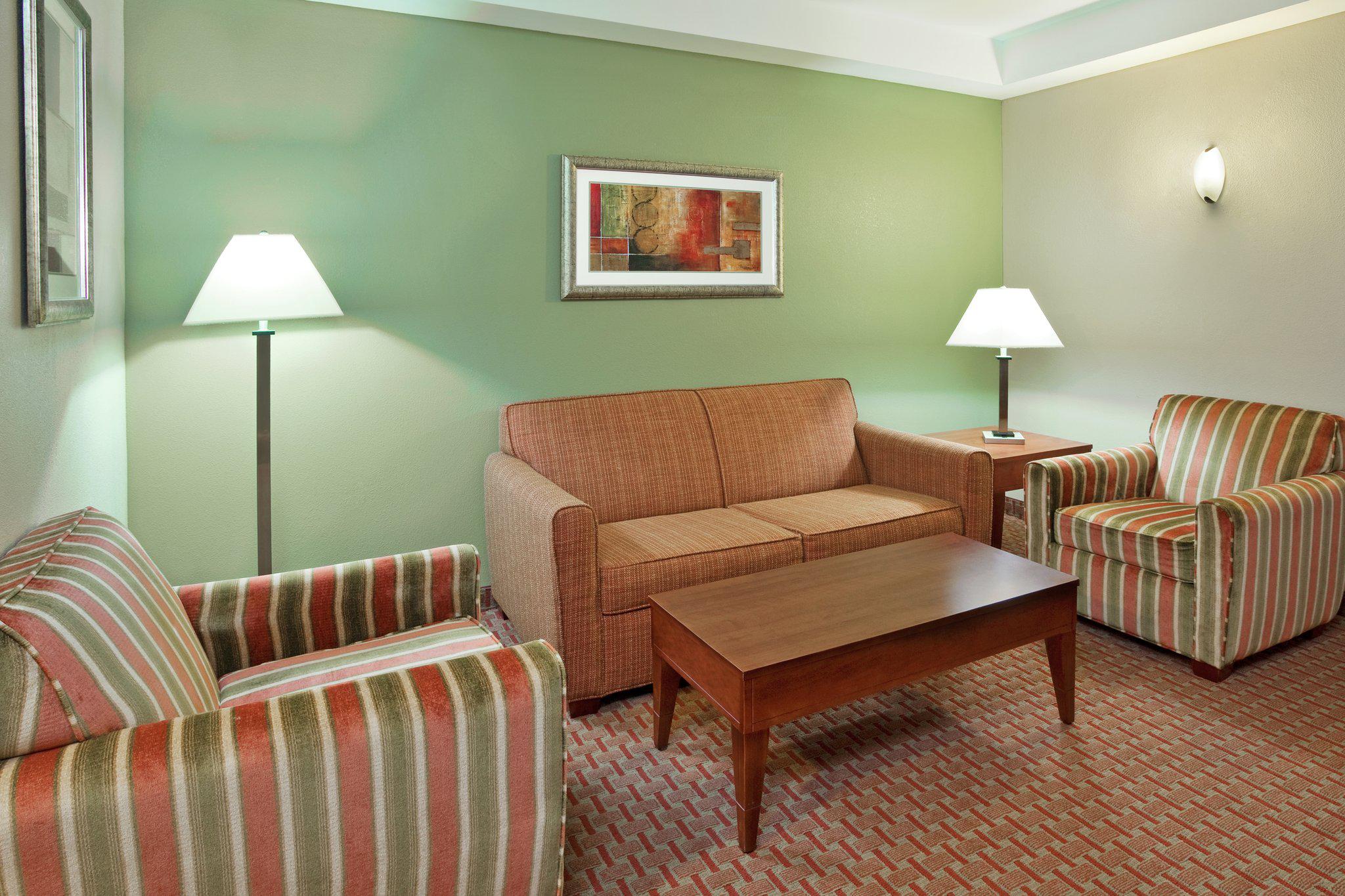 Holiday Inn Express & Suites Niagara Falls Photo