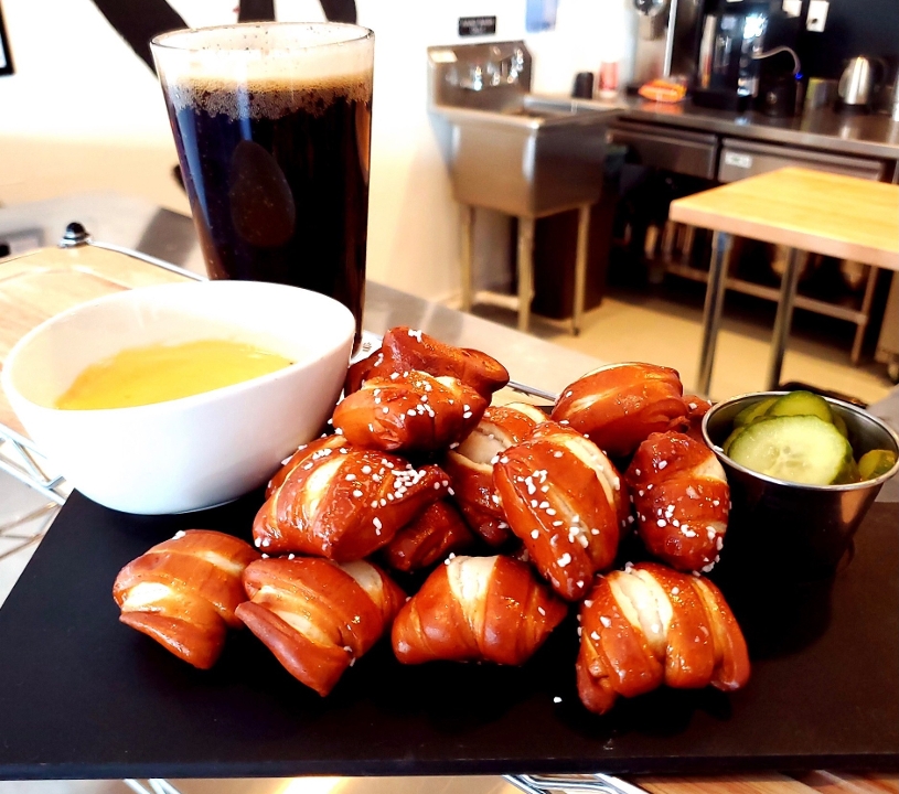 Bavarian Pretzels w. Cheese Sauce