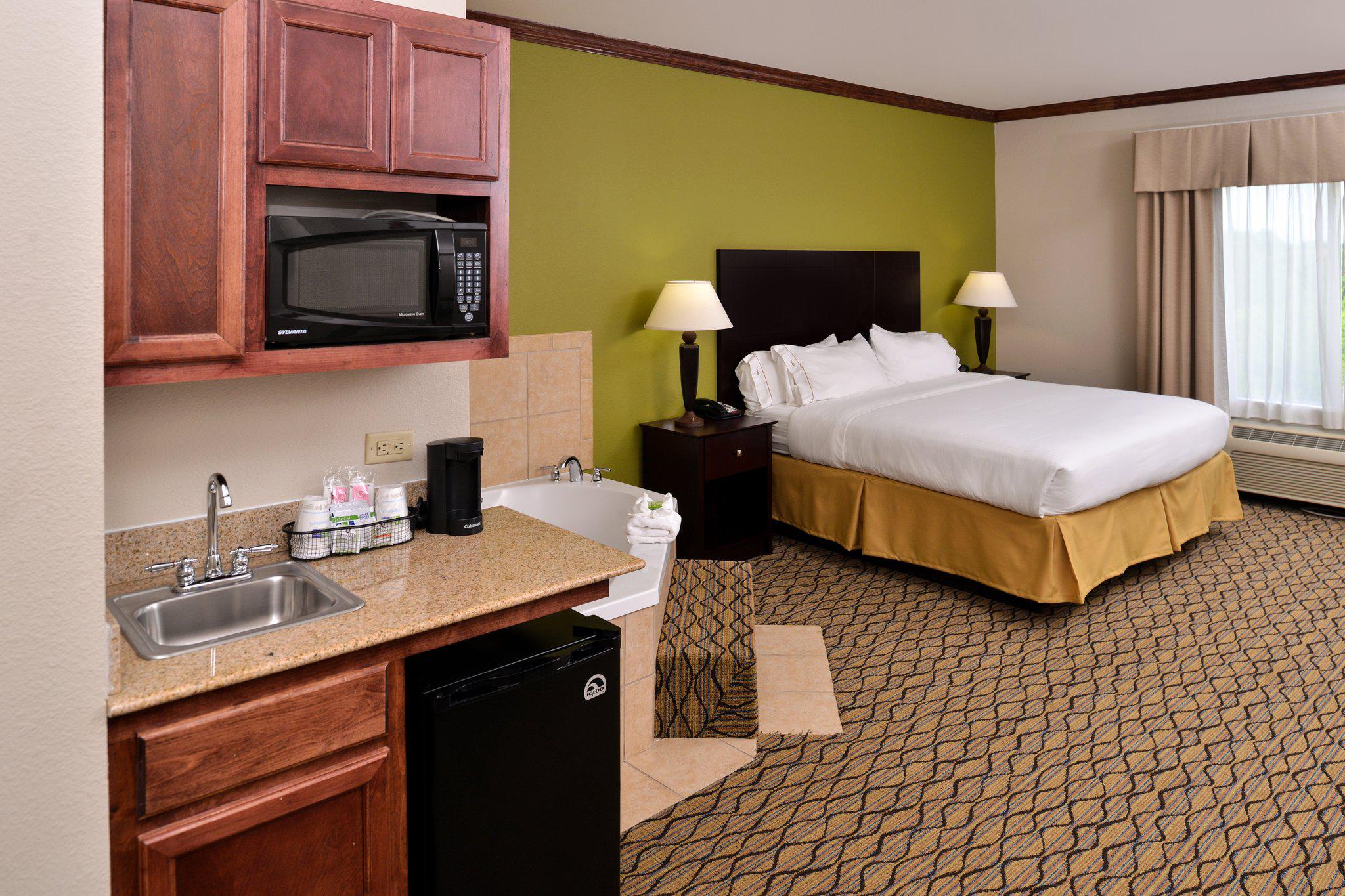 Holiday Inn Express & Suites Sherman Hwy 75 Photo