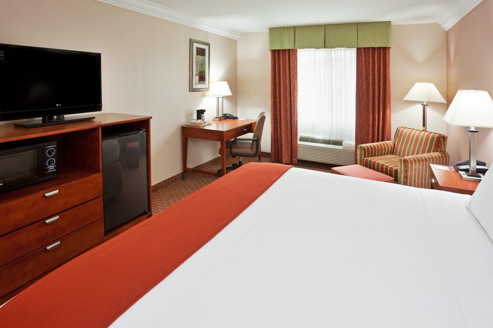 Holiday Inn Express & Suites Niagara Falls Photo