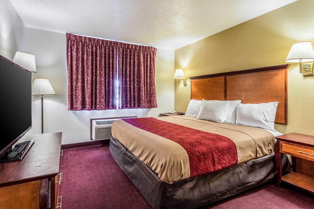Images Econo Lodge Inn & Suites