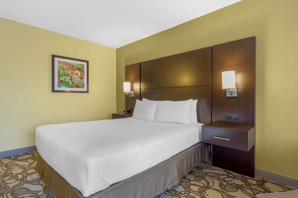 Best Western Plus Plaza by the Green Image