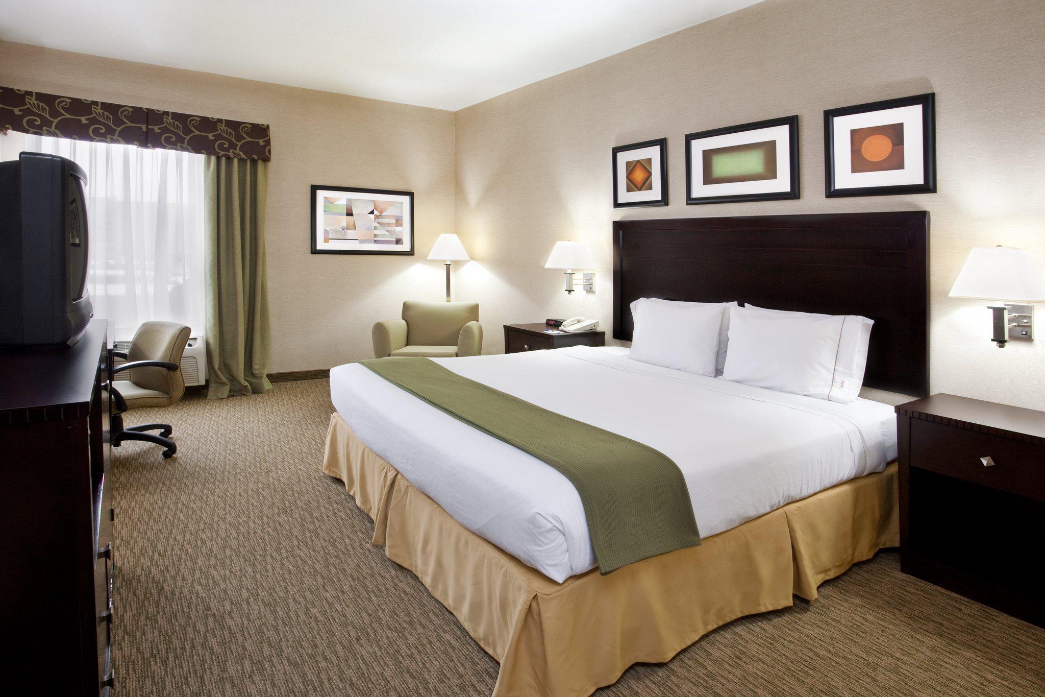 Holiday Inn Express & Suites Cleveland-Streetsboro Photo