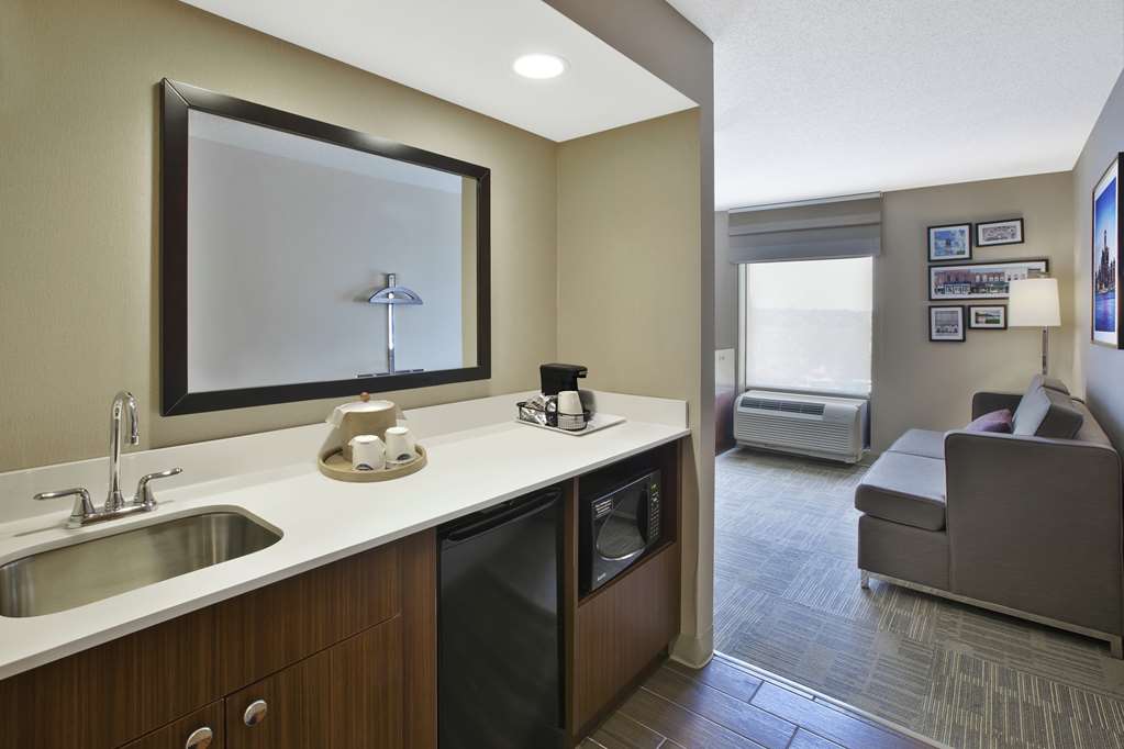 Hampton Inn Commerce Novi Image