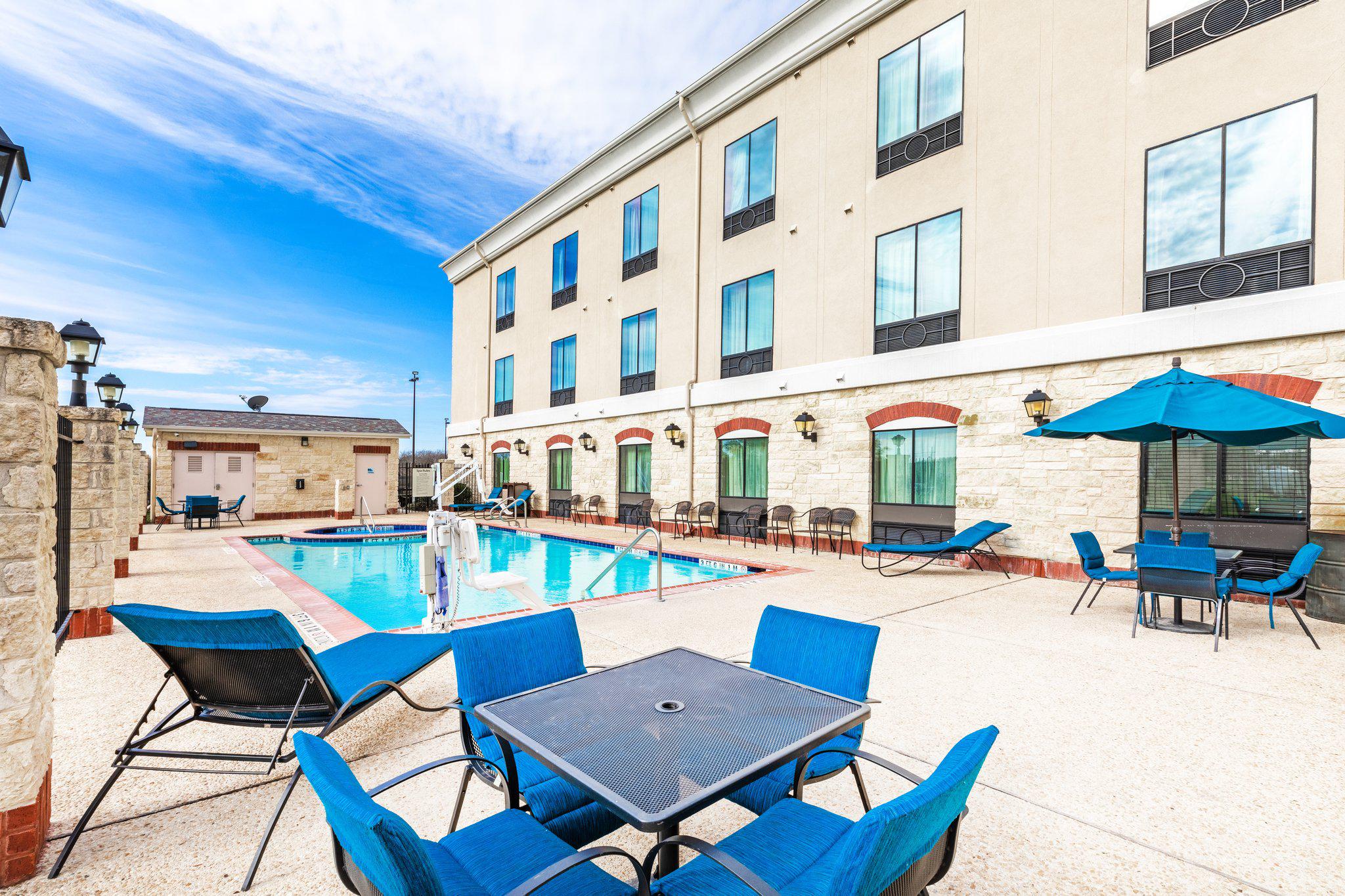 Holiday Inn Express & Suites Floresville Photo