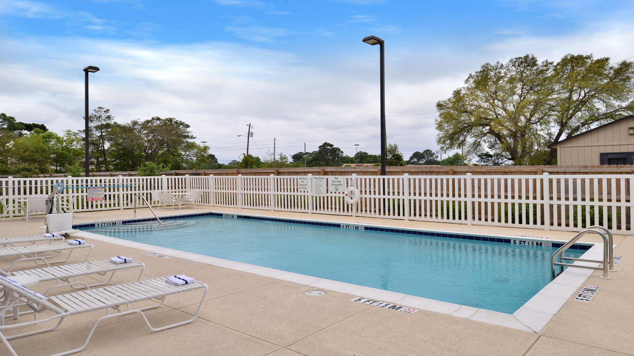 Holiday Inn Express & Suites Ft. Walton Beach - Hurlburt Area Photo