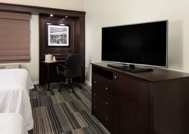 Images Hampton Inn & Suites Omaha-Downtown