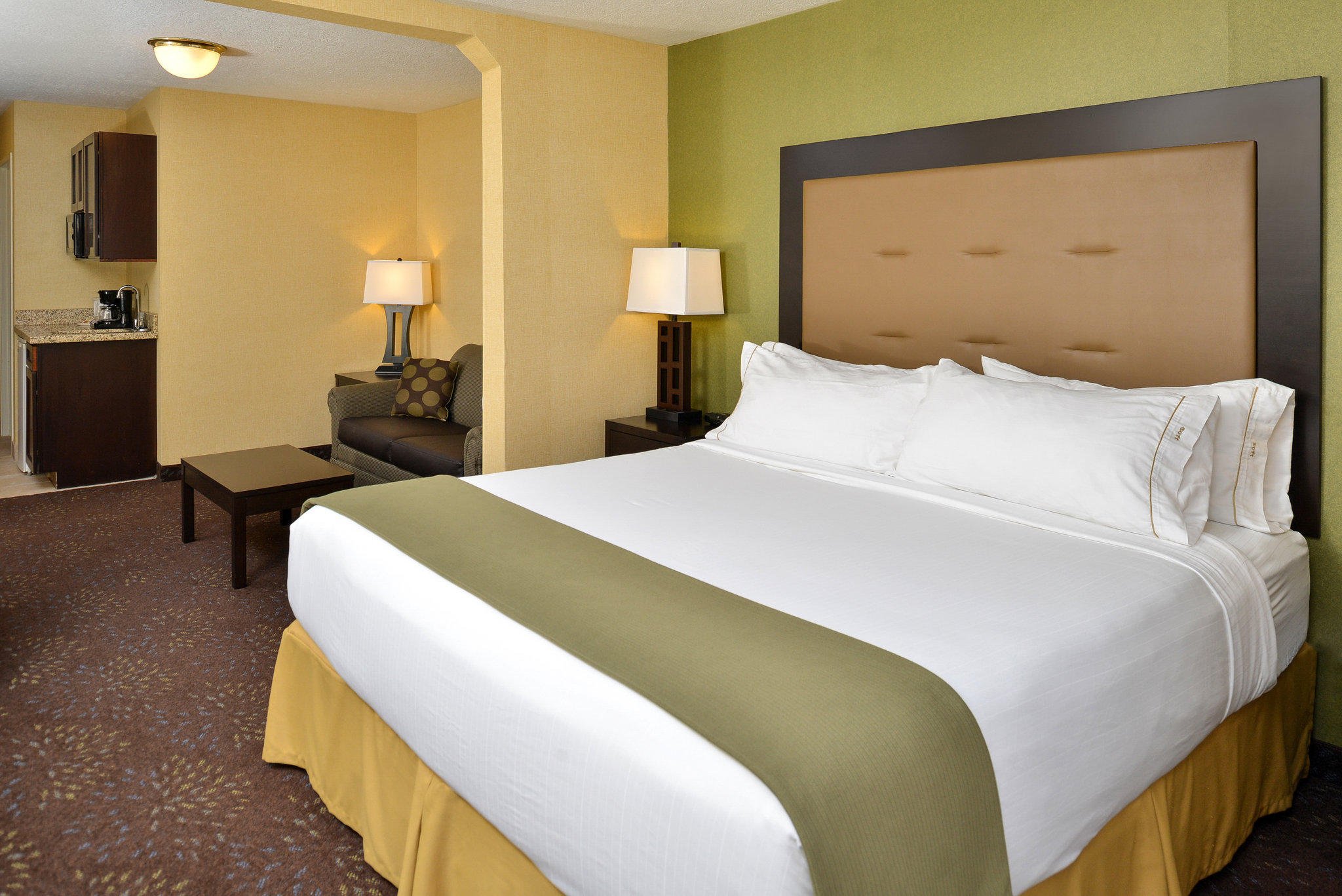 Holiday Inn Express & Suites Charlotte Photo