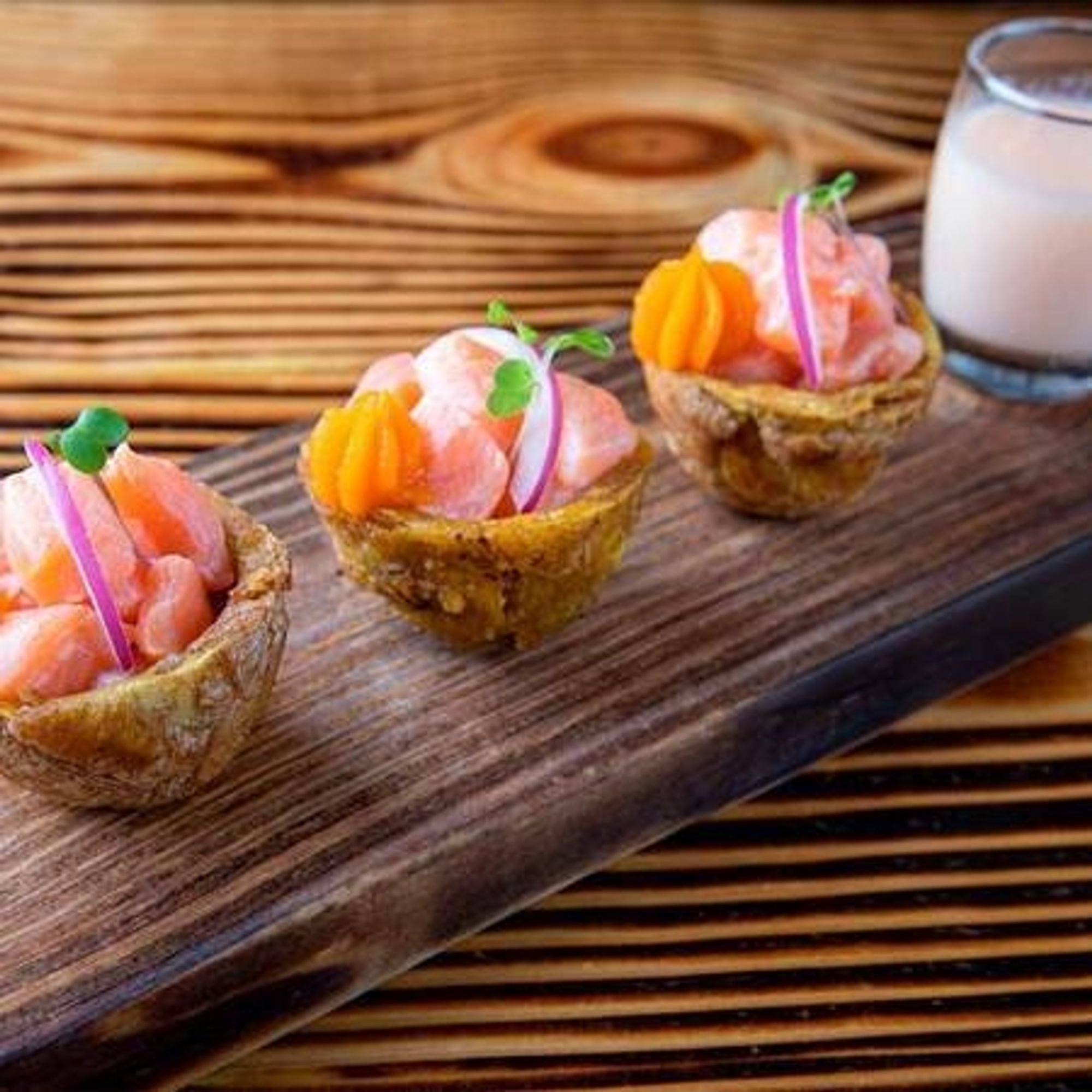 Ceviche de Salmon en Canasta de Toston