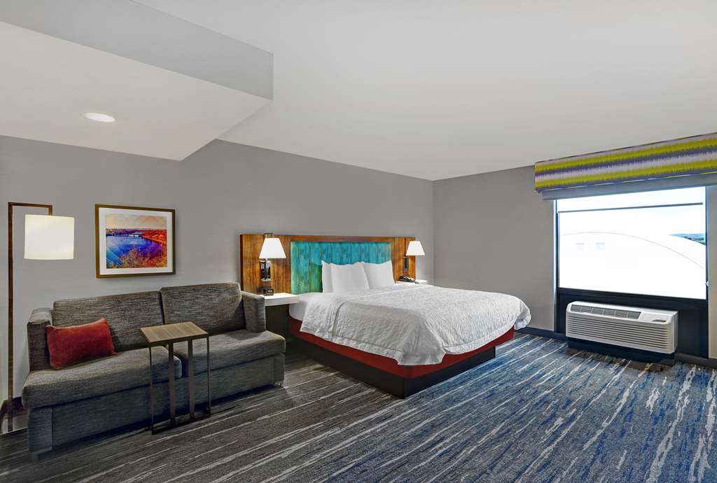 Hampton Inn Utica Image