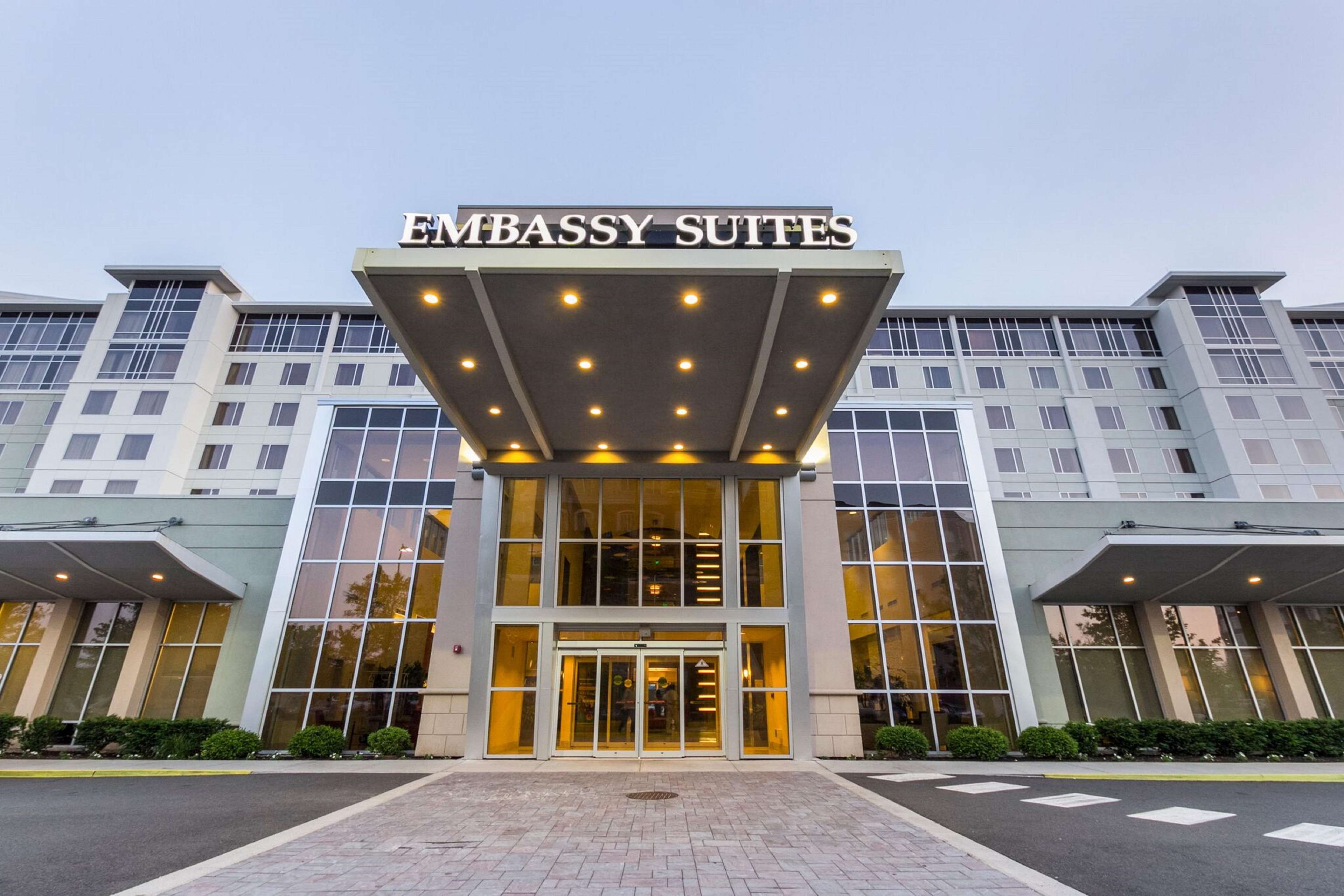 Embassy Suites by Hilton Newark Airport Photo