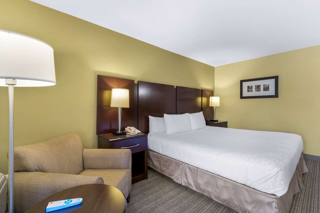 Best Western Plus Plaza by the Green Image