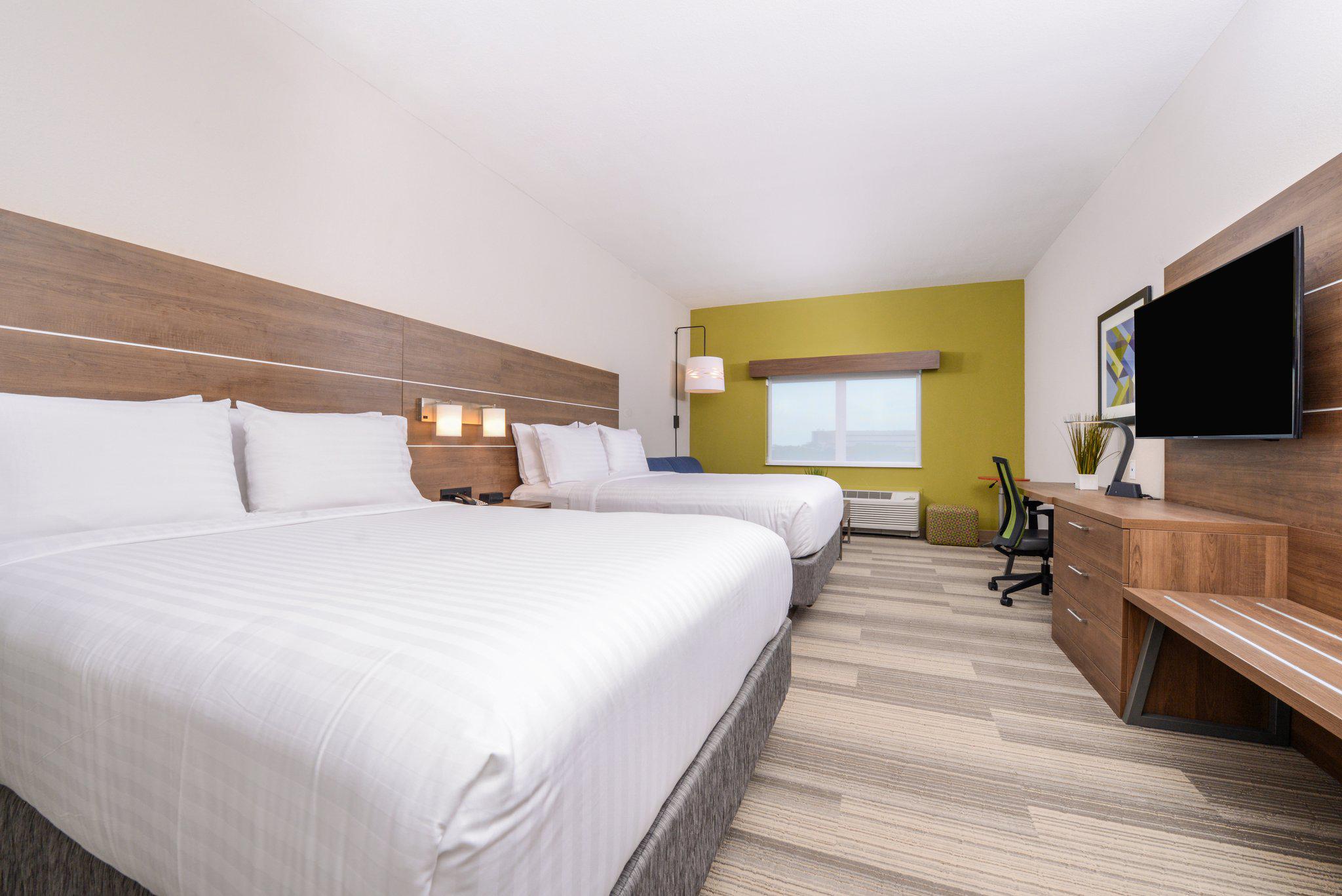 Holiday Inn Express & Suites St. Petersburg - Madeira Beach Photo