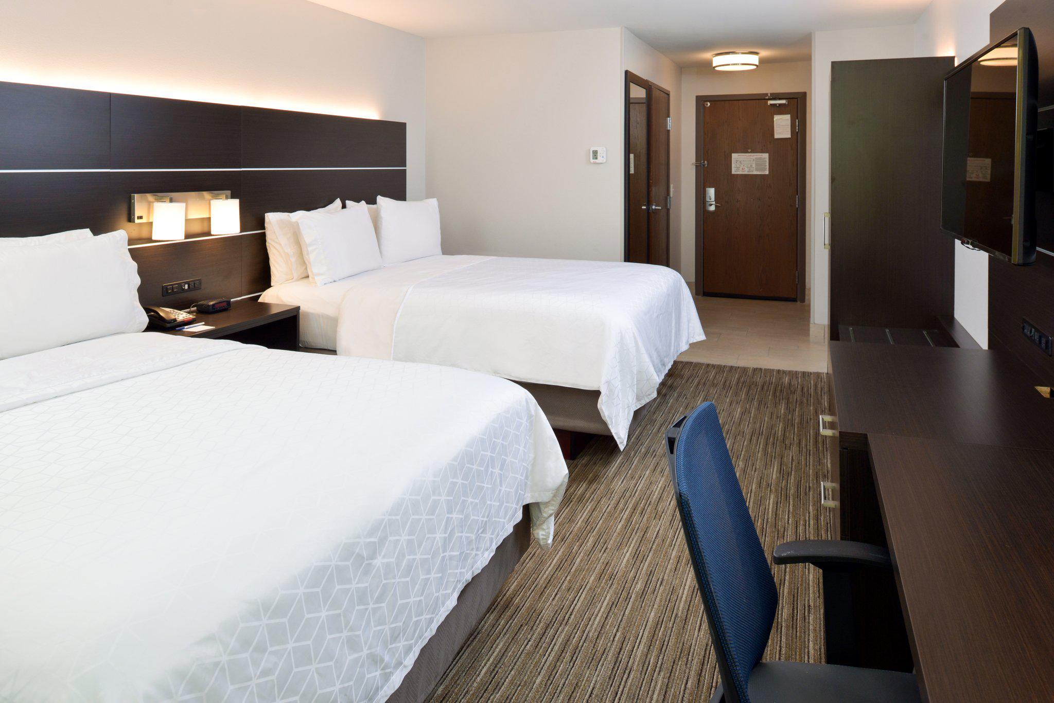 Holiday Inn Express & Suites Pueblo North Photo