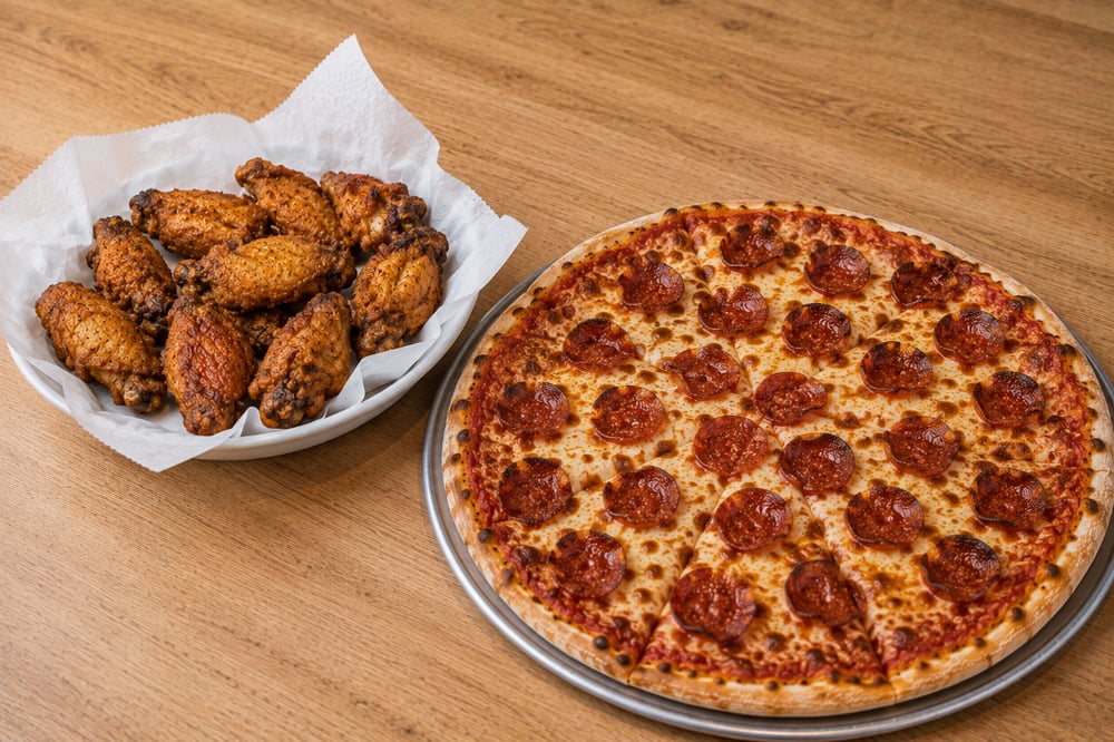 1 Medium Pizza 12" + 10 Wings