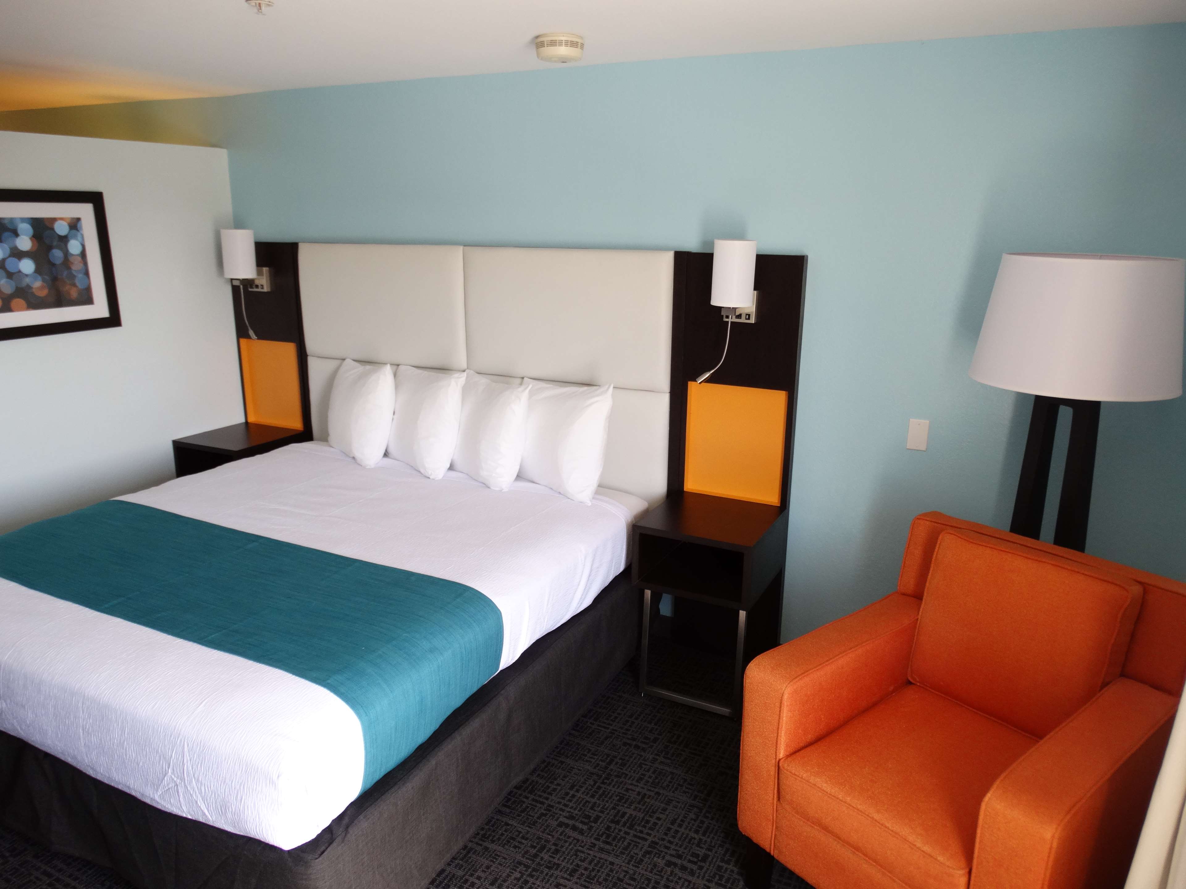 Family Suite with 1 King and 2 Twin Beds