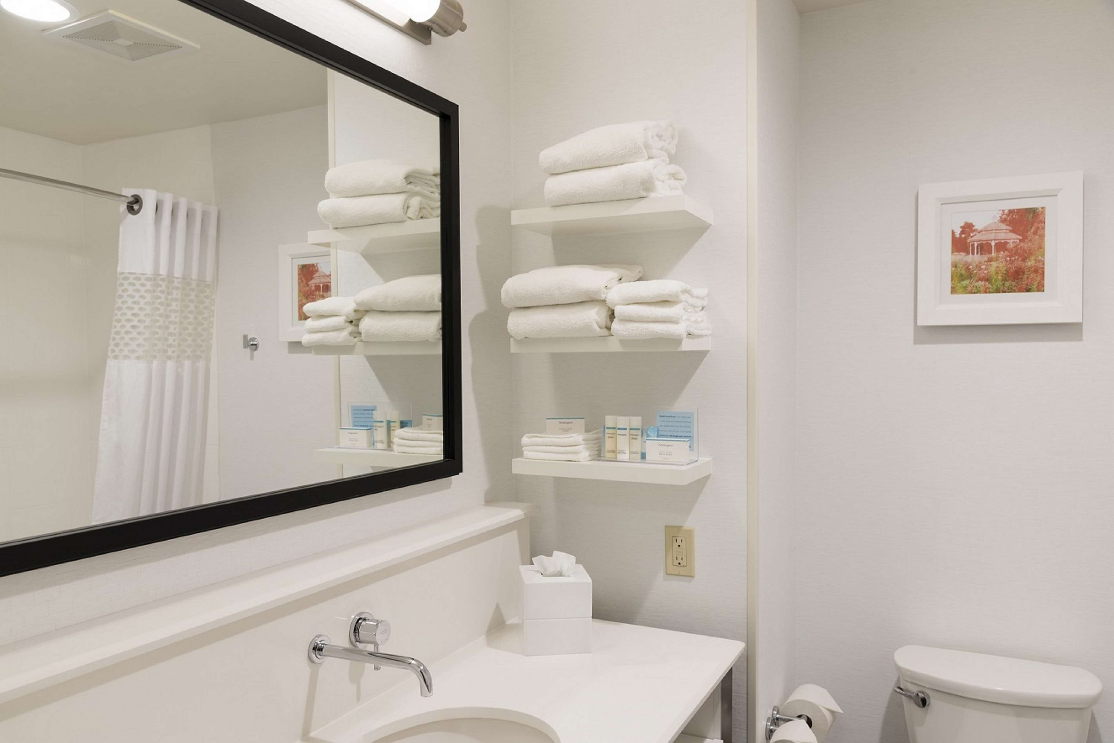 Guest room bath