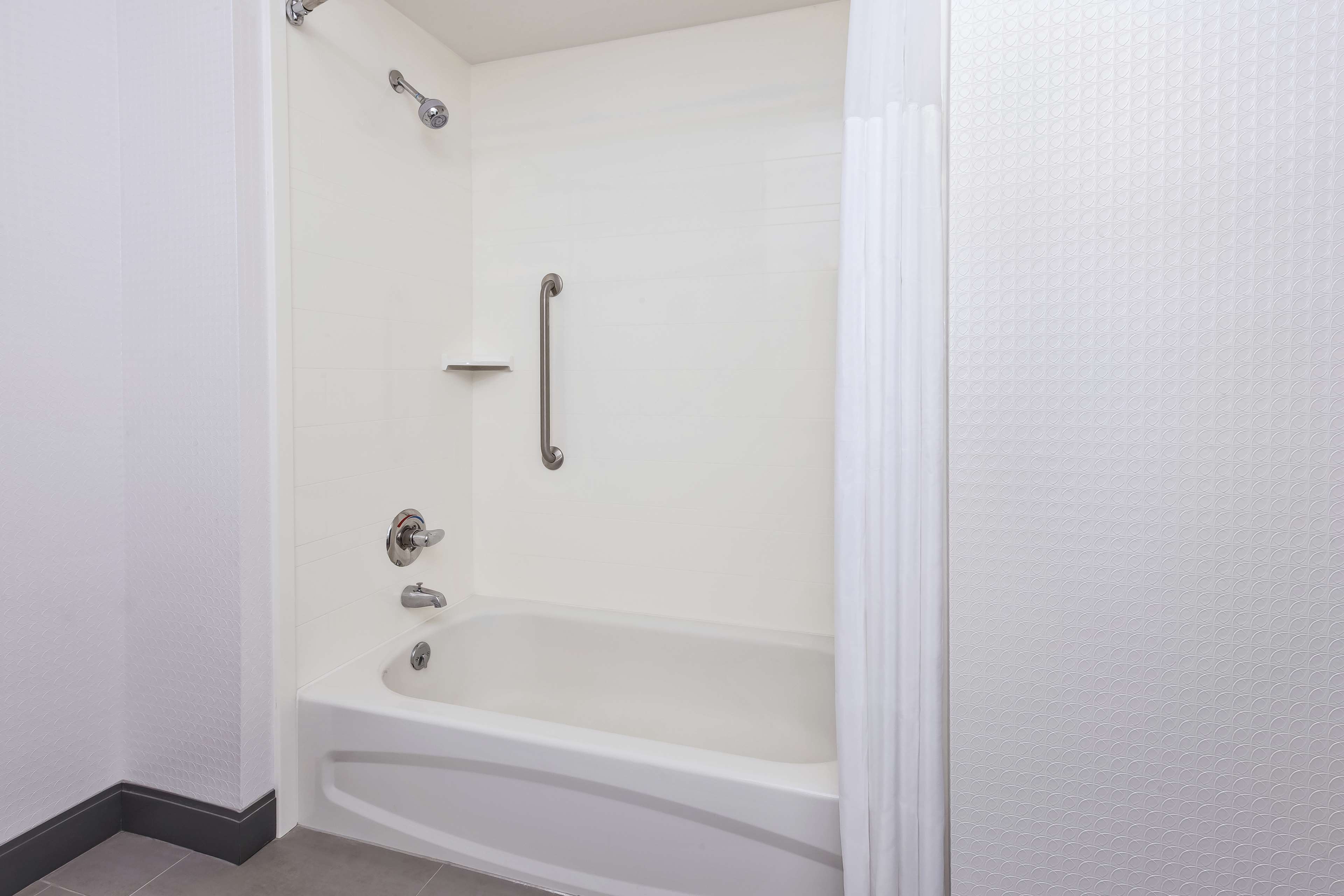 Guest room bath