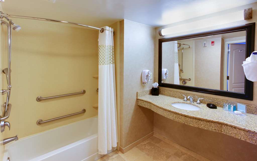 Hampton Inn Emporia Image