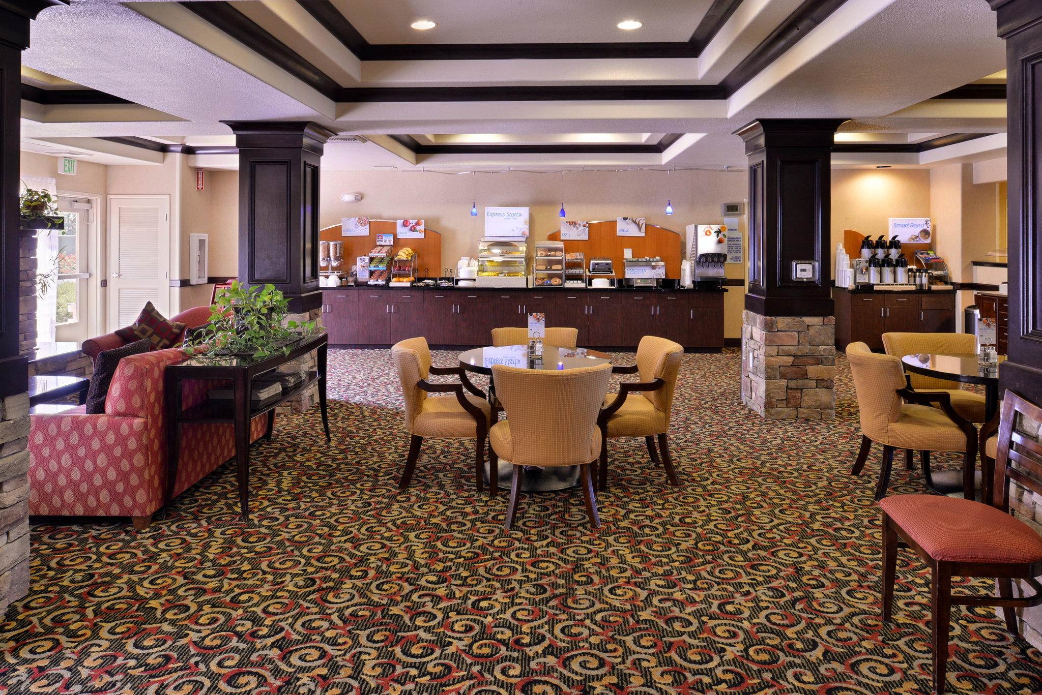 Holiday Inn Express & Suites Lincoln-Roseville Area Photo