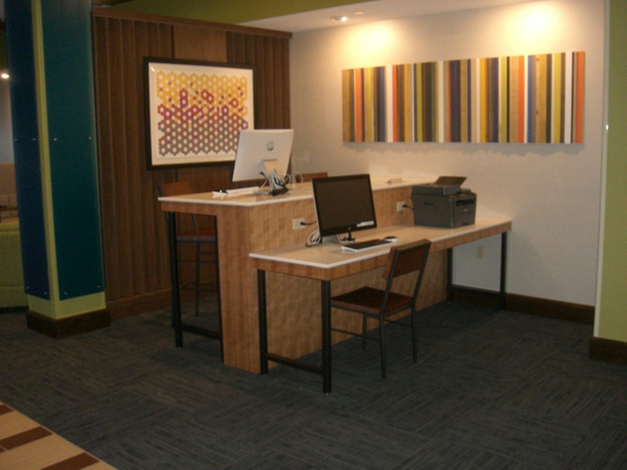 Holiday Inn Express & Suites Uniontown Photo