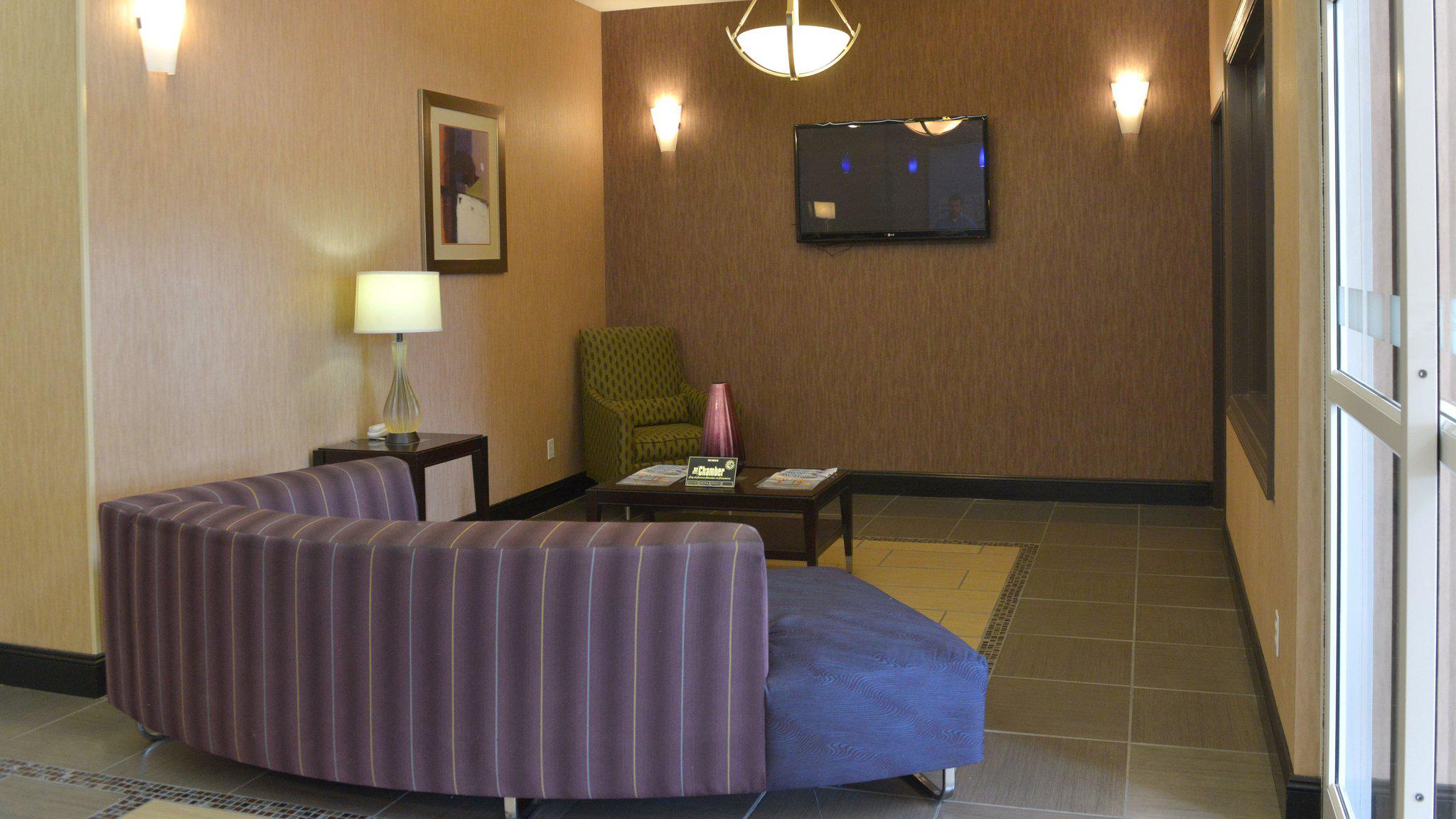 Holiday Inn Express & Suites Baton Rouge North Photo