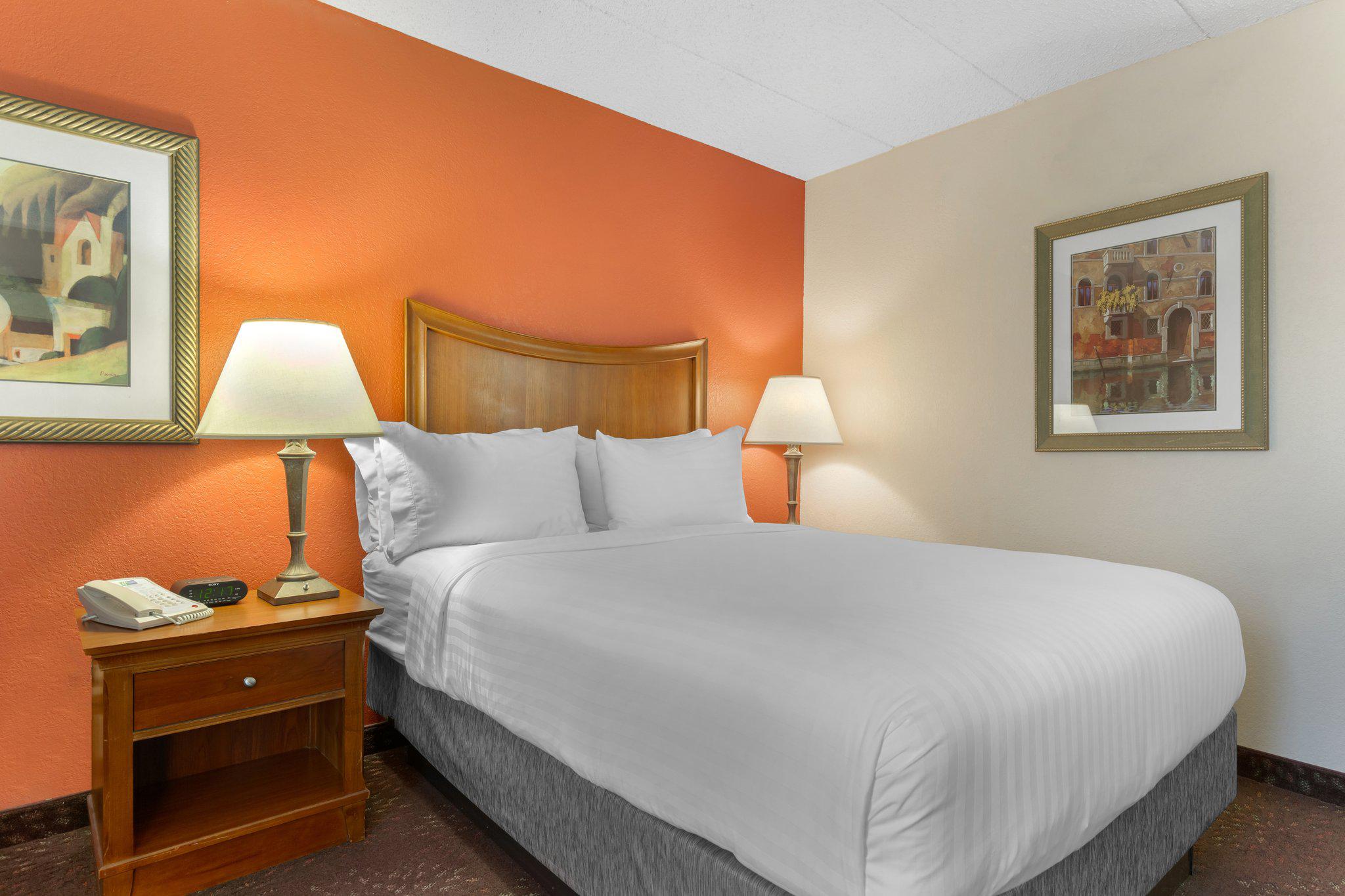 Holiday Inn Express Chicago-Downers Grove Photo