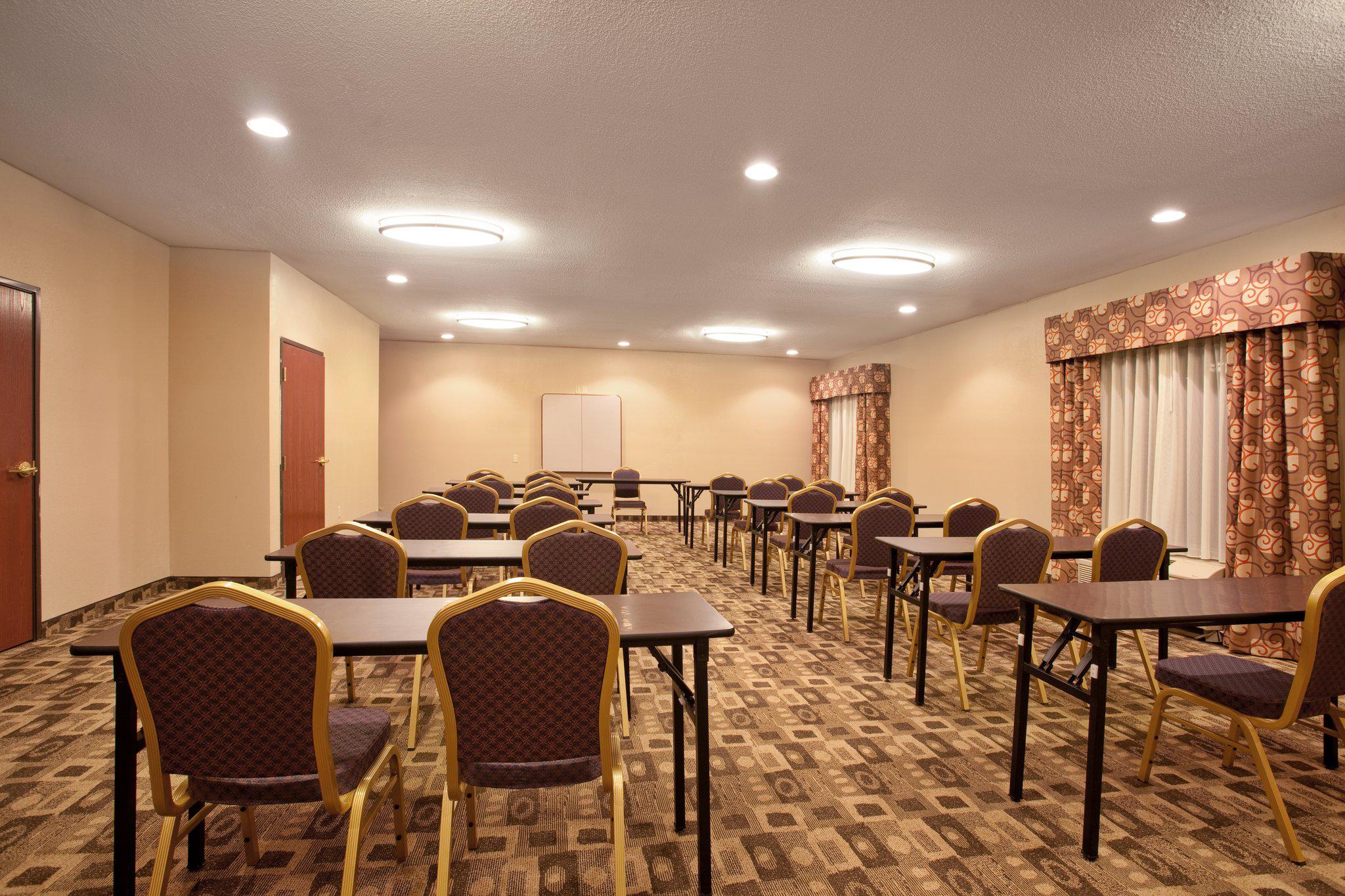 Holiday Inn Express & Suites Three Rivers Photo