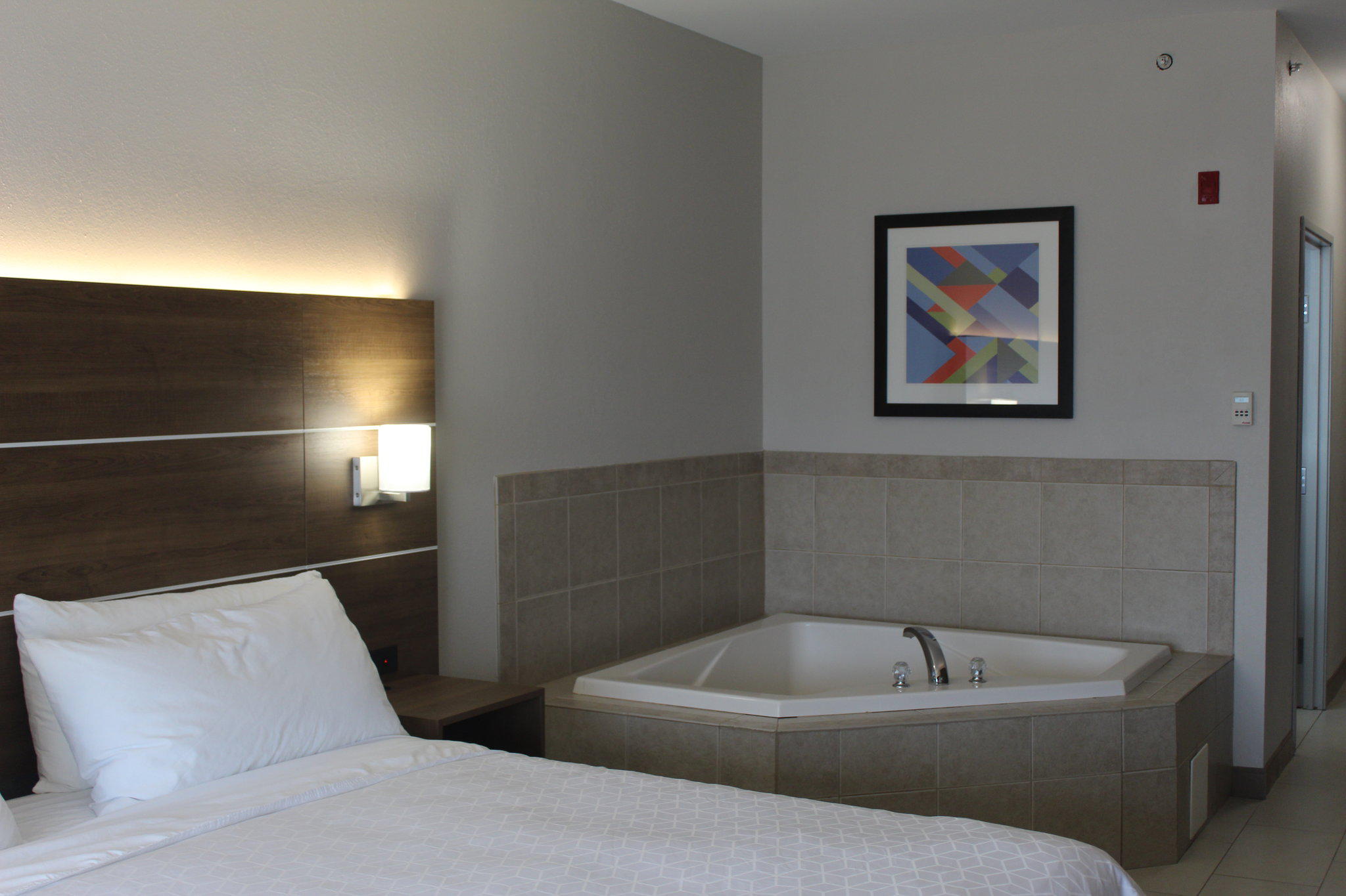 Holiday Inn Express & Suites Chicago North-Waukegan-Gurnee by IHG Image