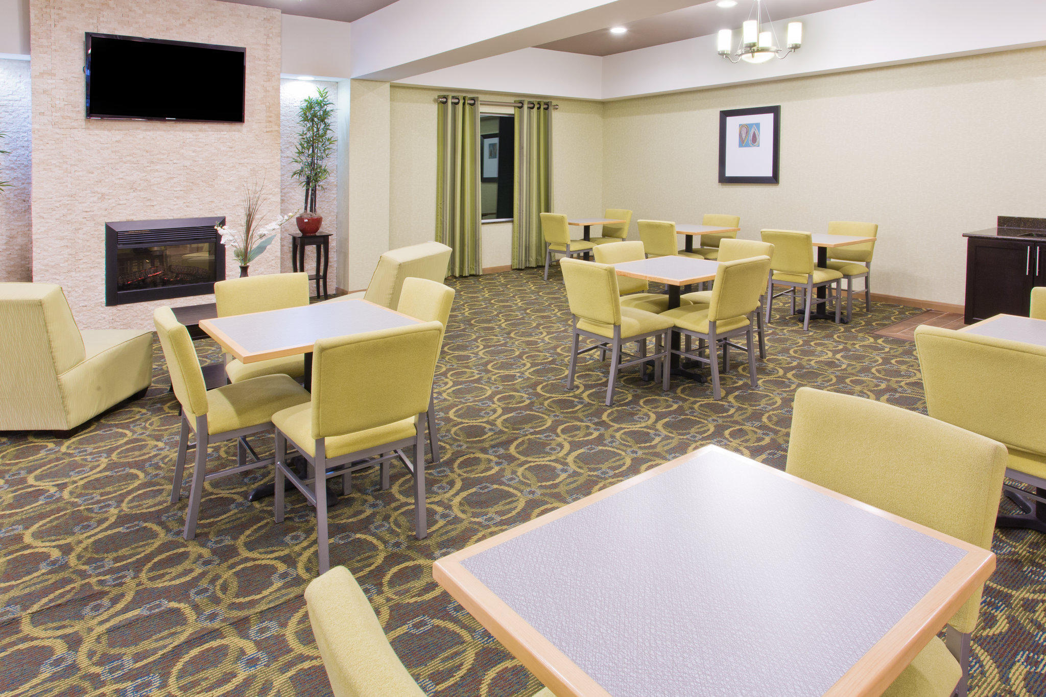 Holiday Inn Express & Suites Alvarado Photo