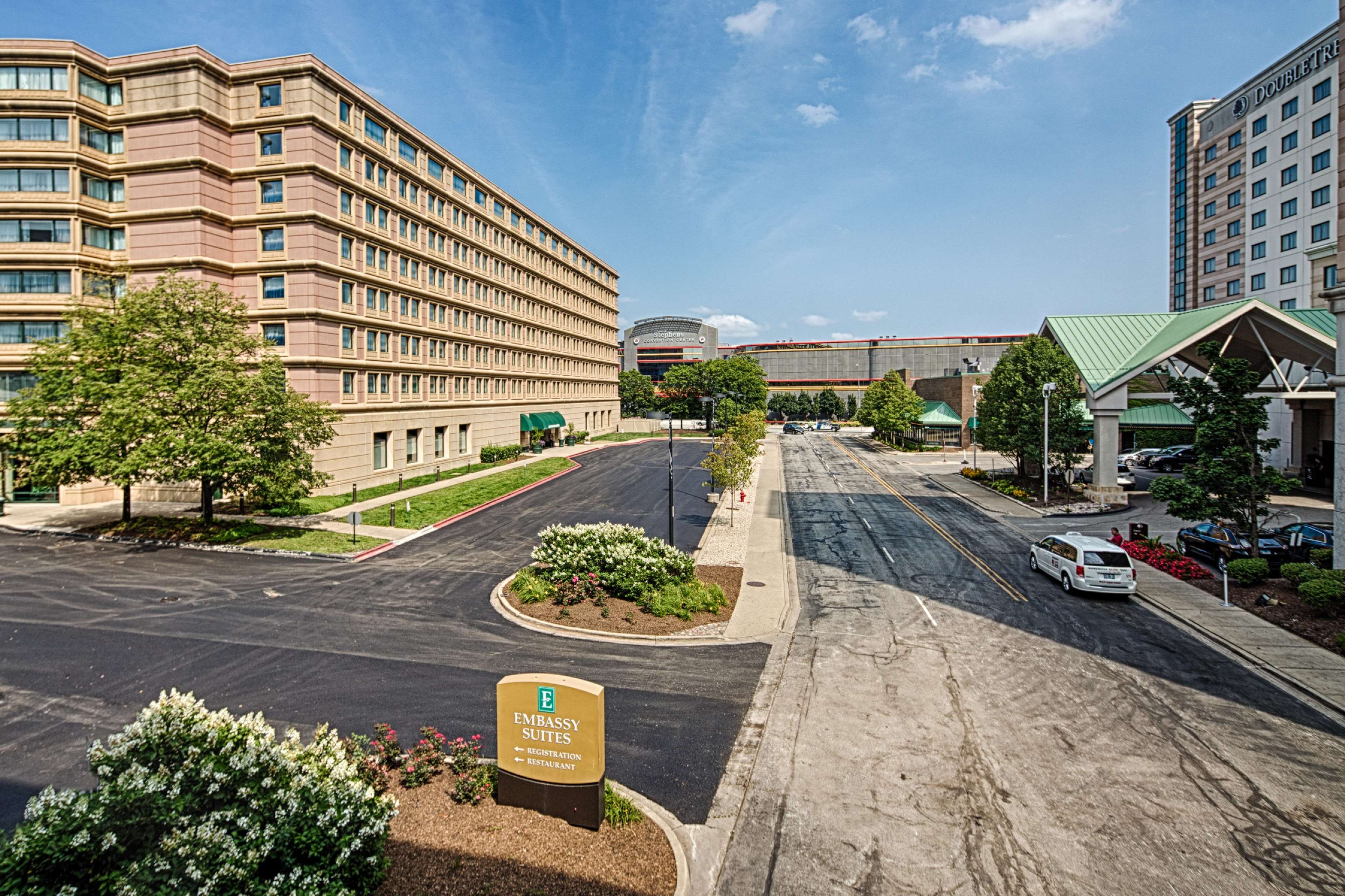 Embassy Suites by Hilton Chicago-O'Hare Rosemont Photo