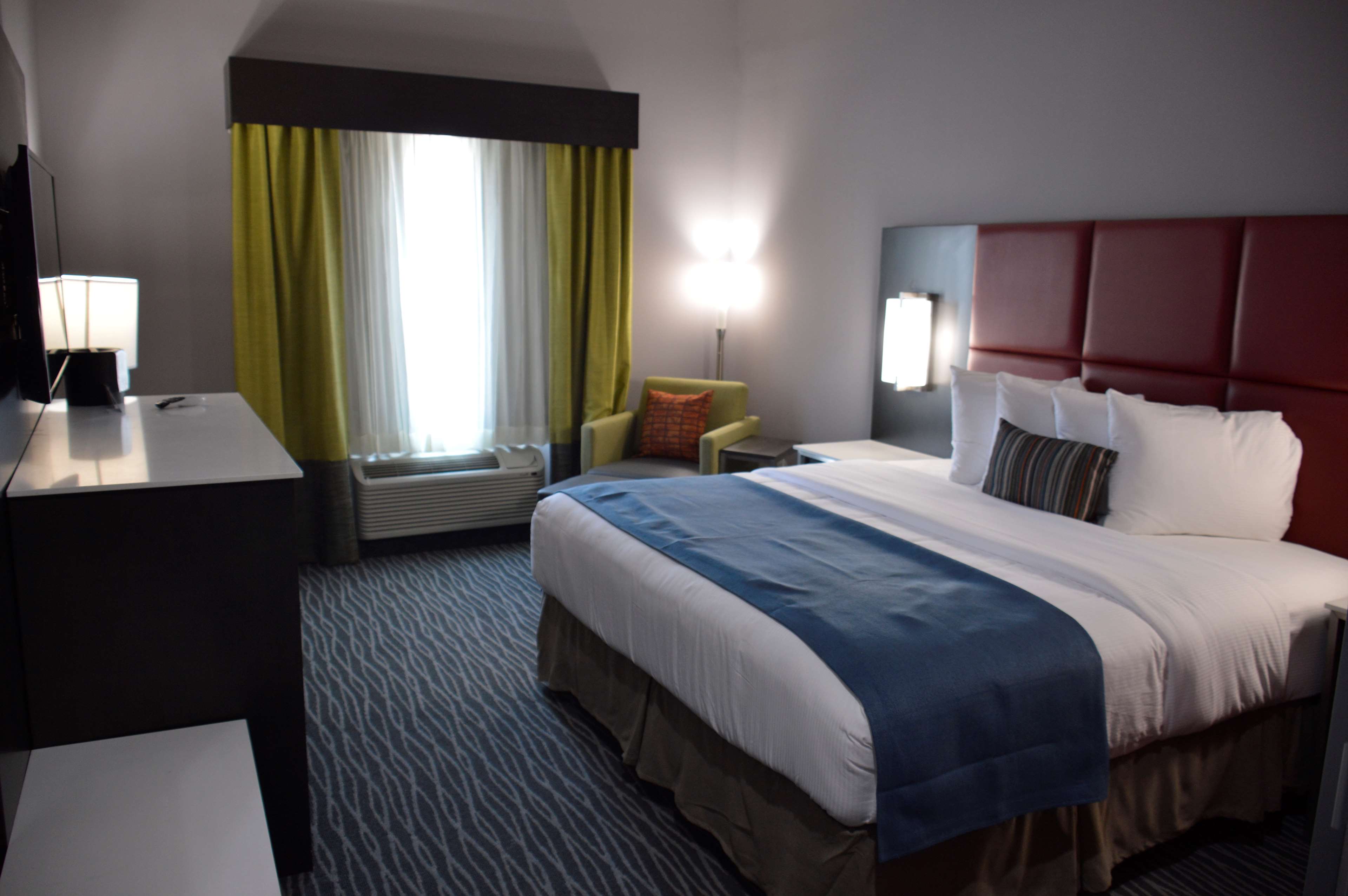 Best Western Plus Airport Inn & Suites Photo