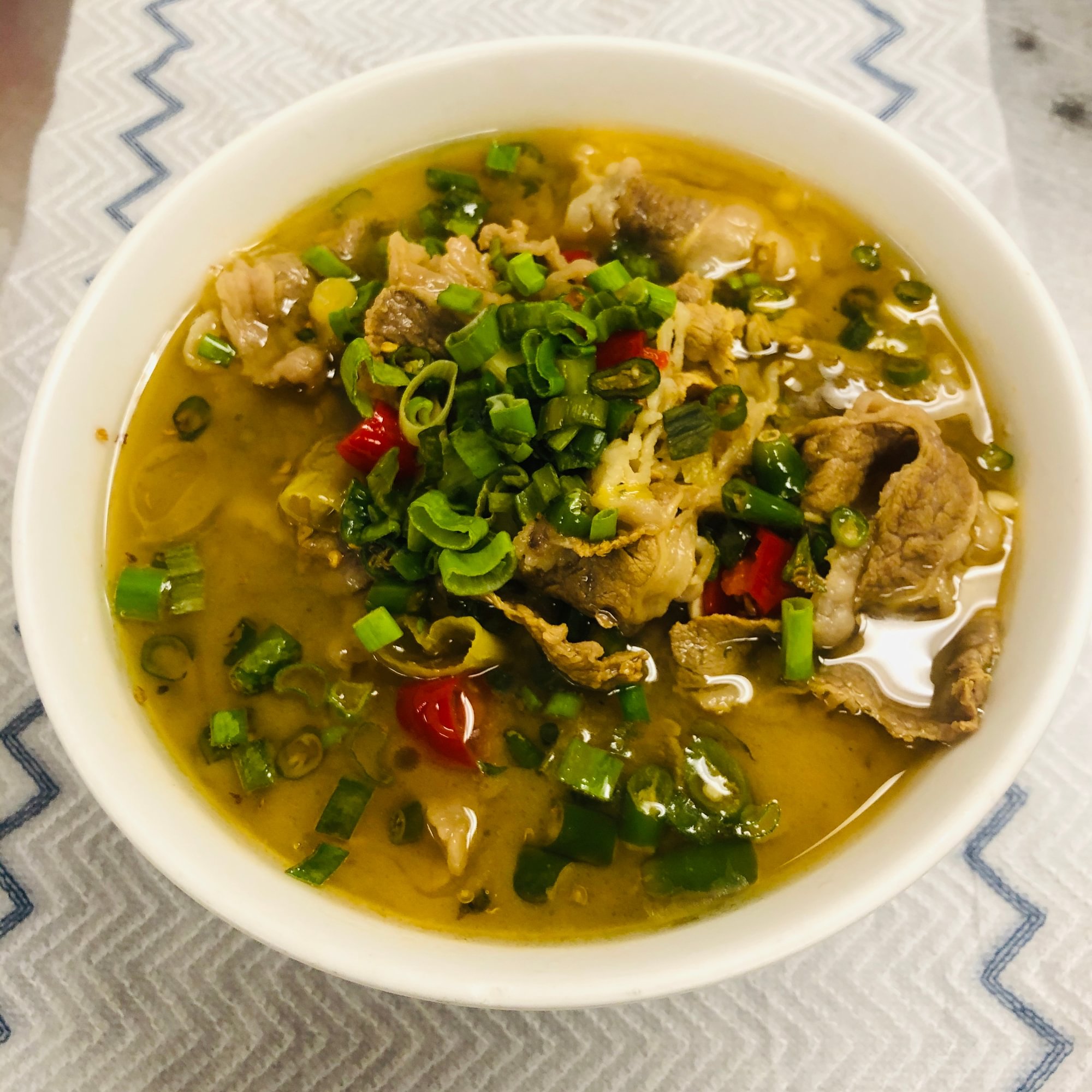 Golden Noodle Mushroom & Beef Slices in Sour Soup 金针菇酸汤肥牛