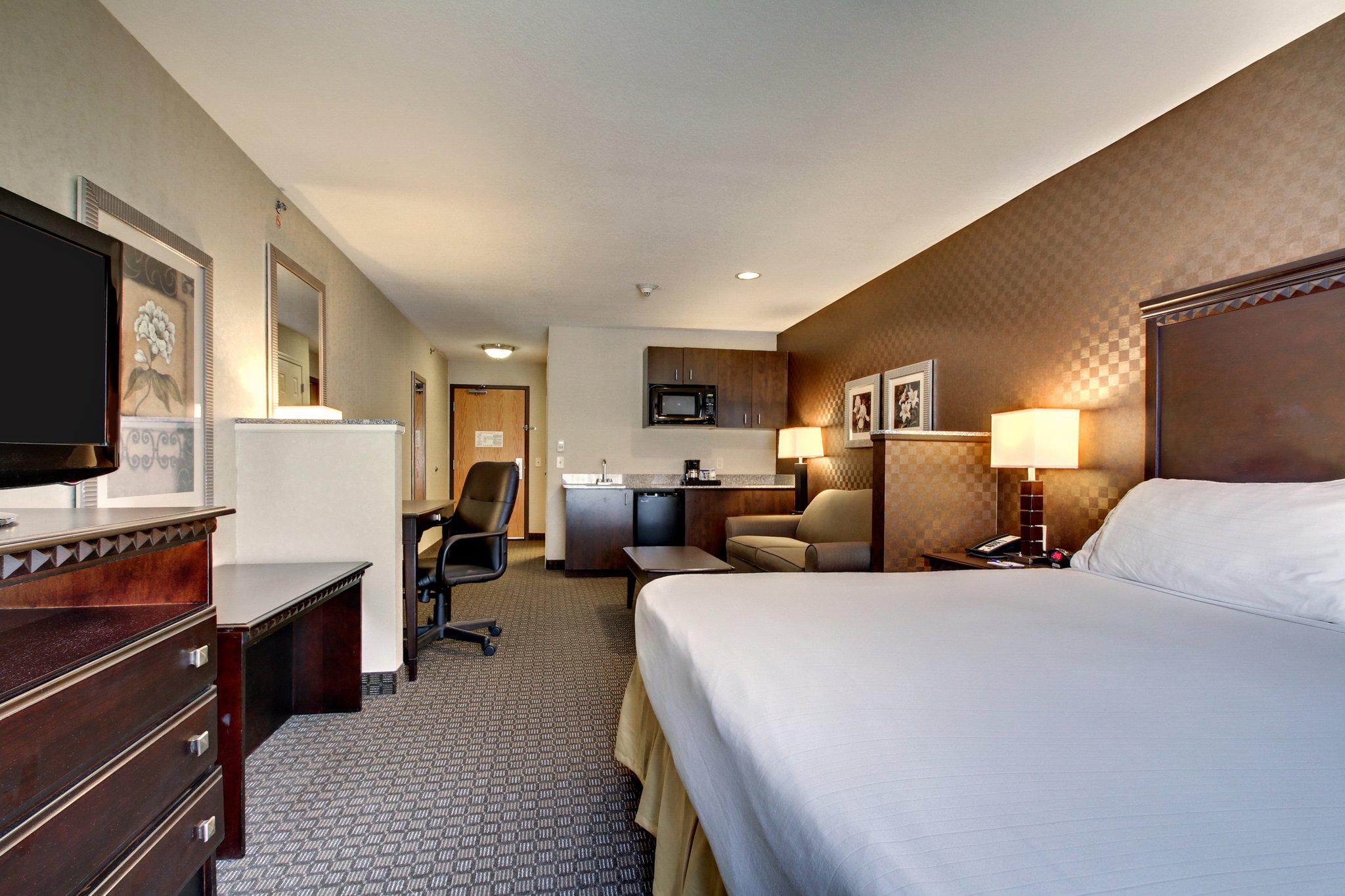 Holiday Inn Express & Suites Peru - Lasalle Area Photo